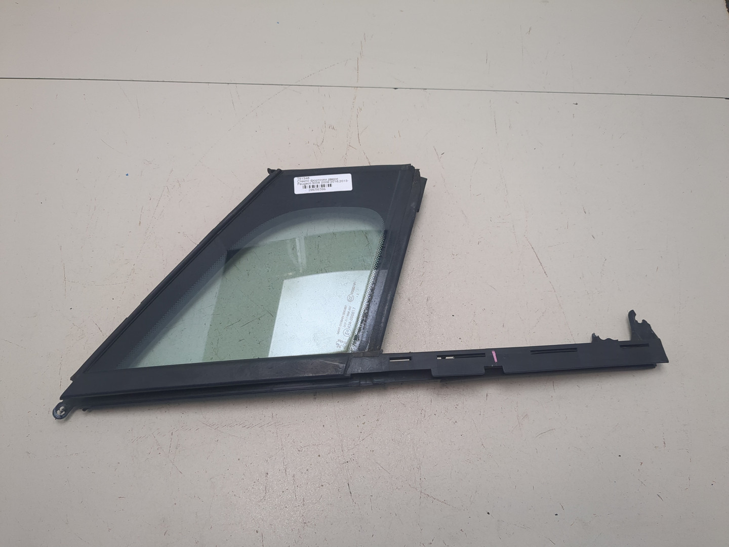 Стекло двери передней правой (форточка)