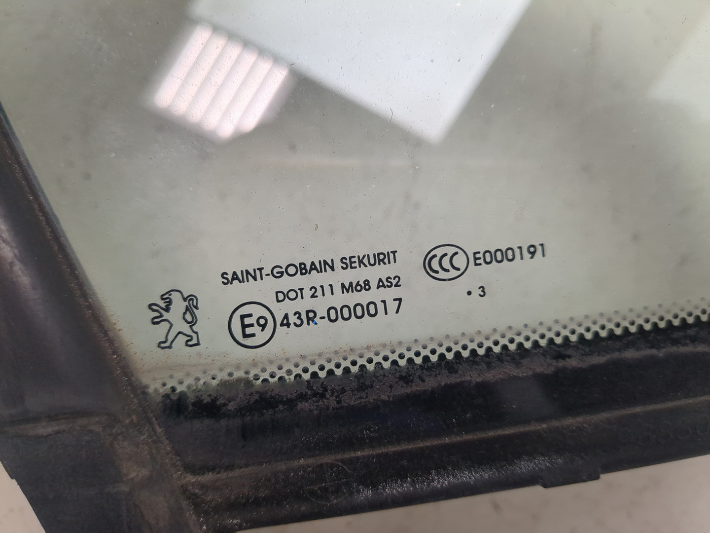 Стекло двери передней правой (форточка)