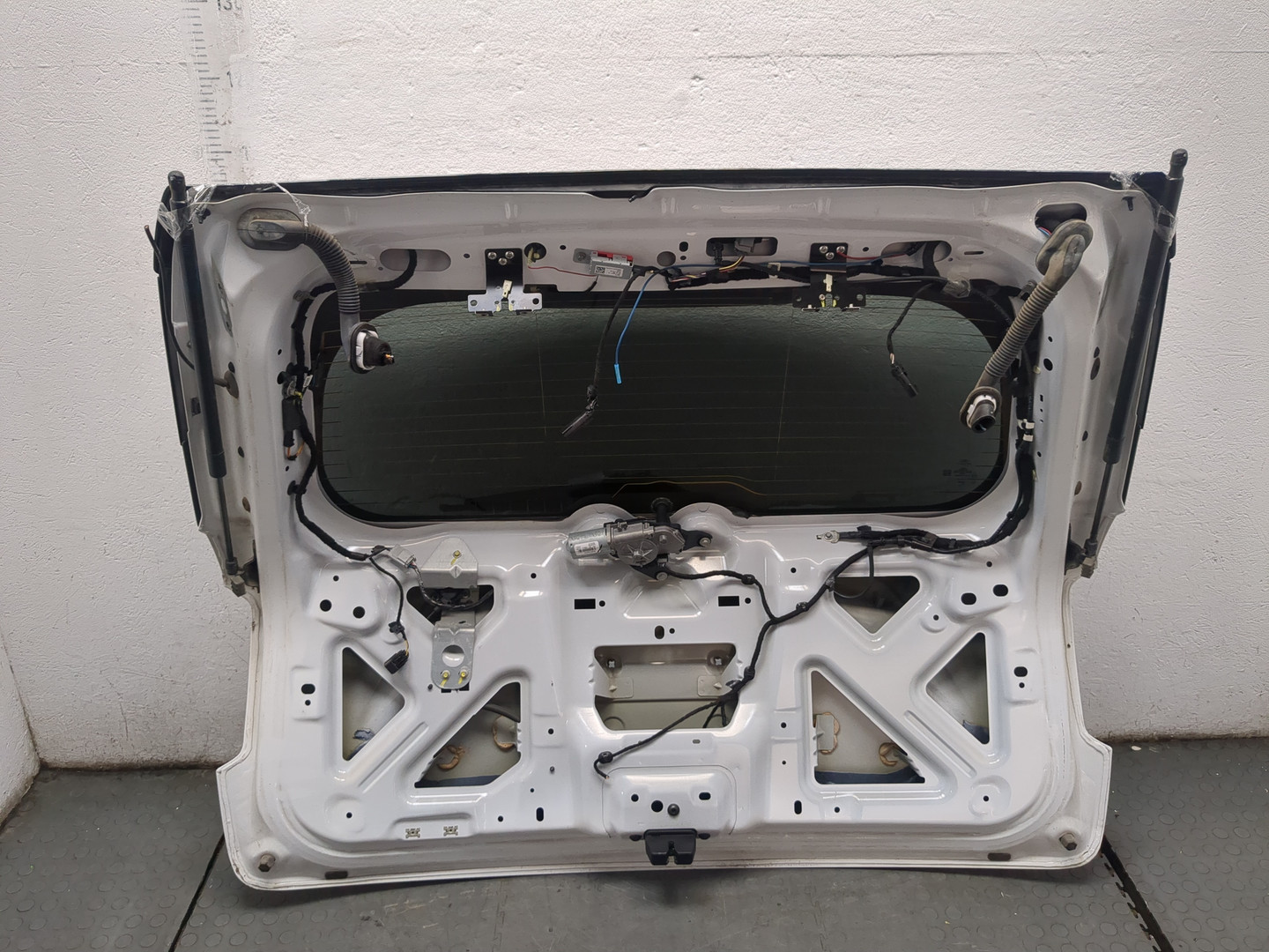 Дверь багажника