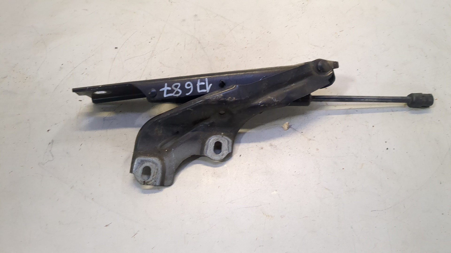 Петля капота левая