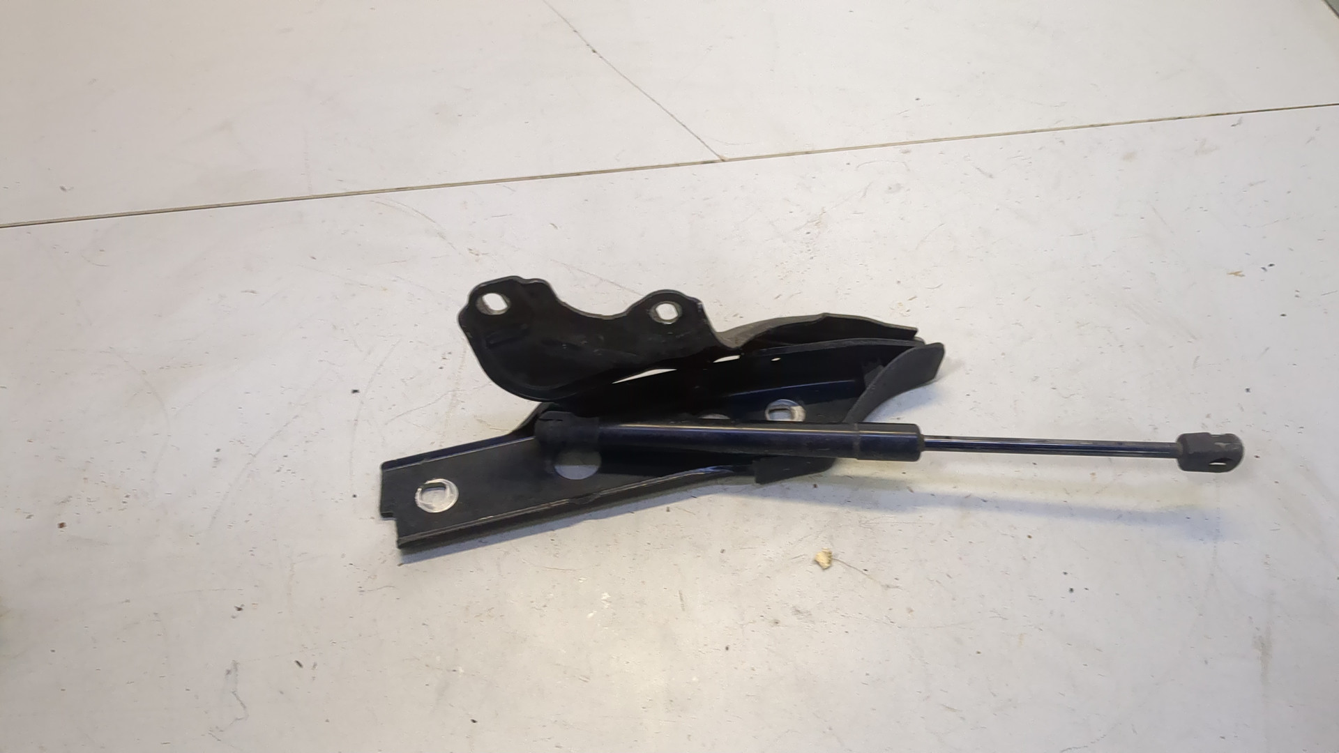 Петля капота левая