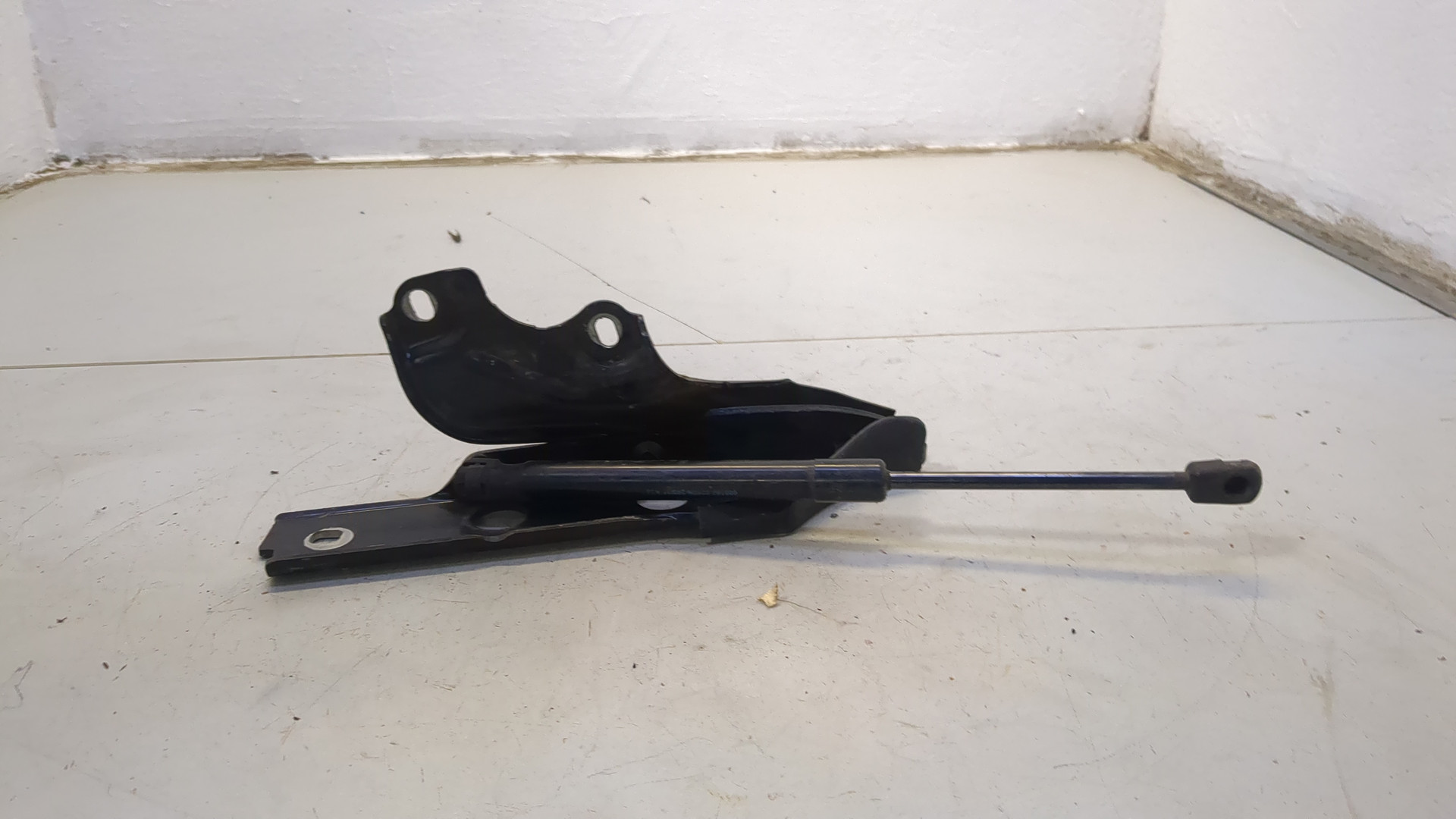 Петля капота левая