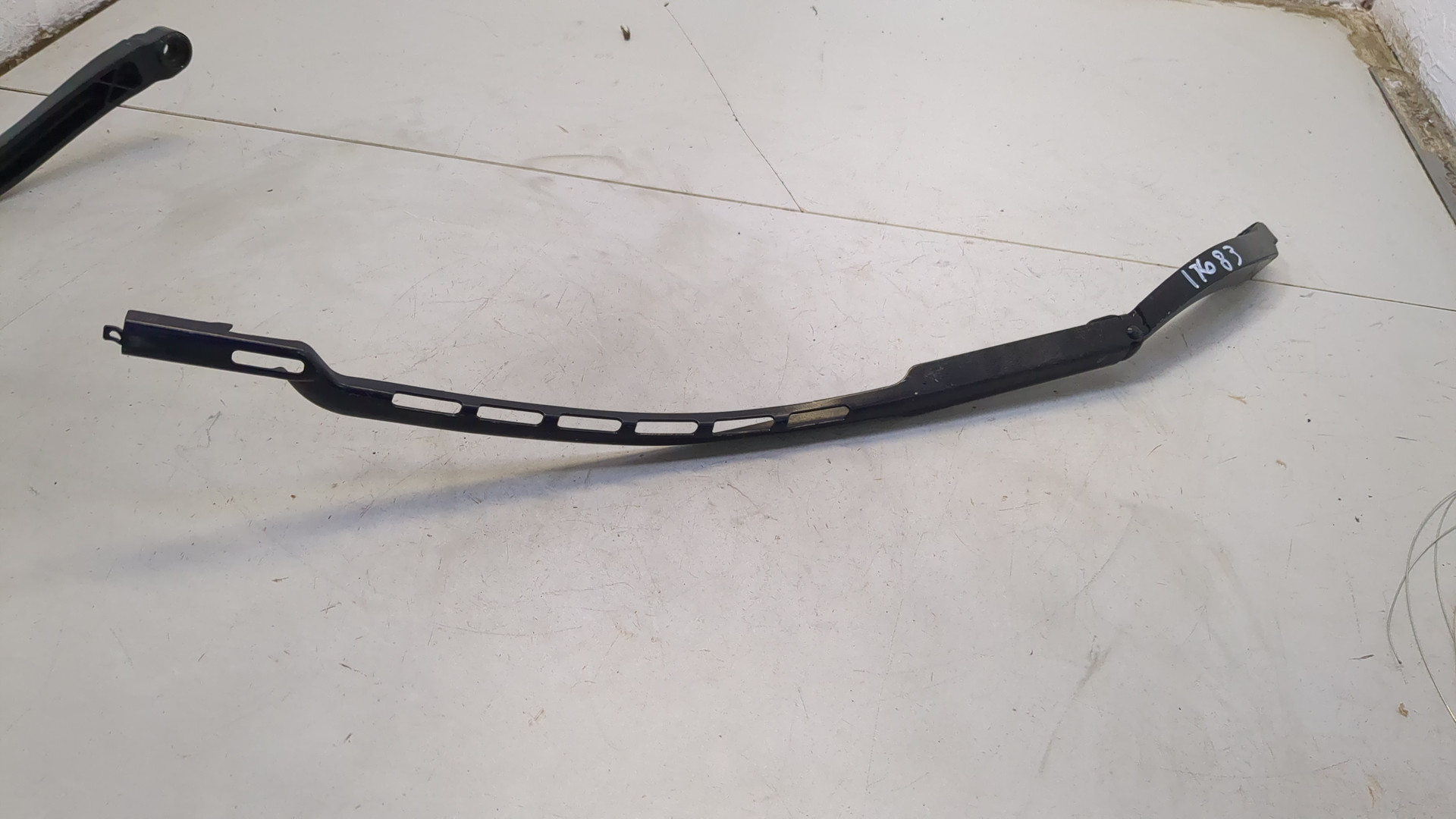 Поводок стеклоочистителя передний правый