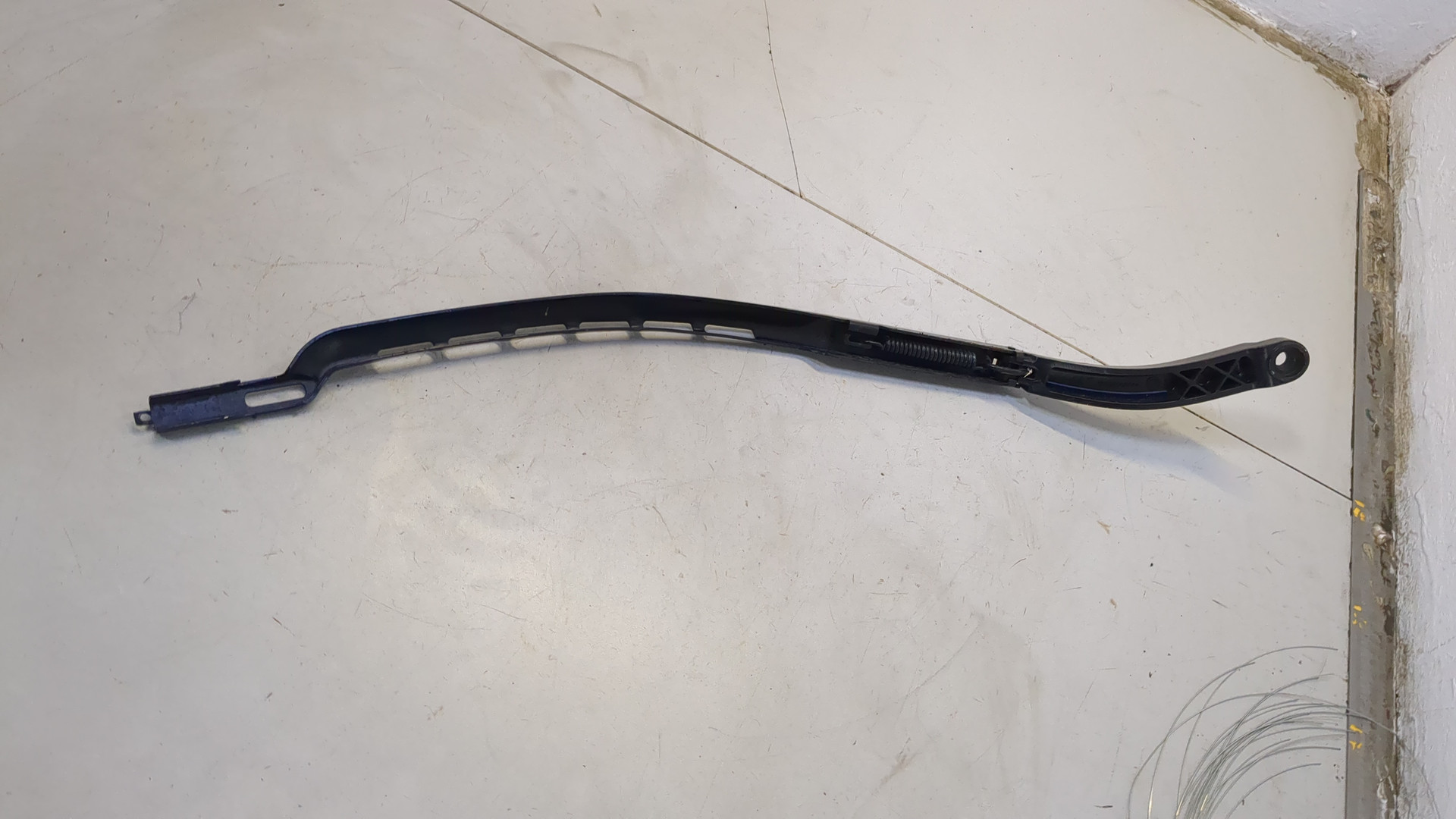 Поводок стеклоочистителя передний правый
