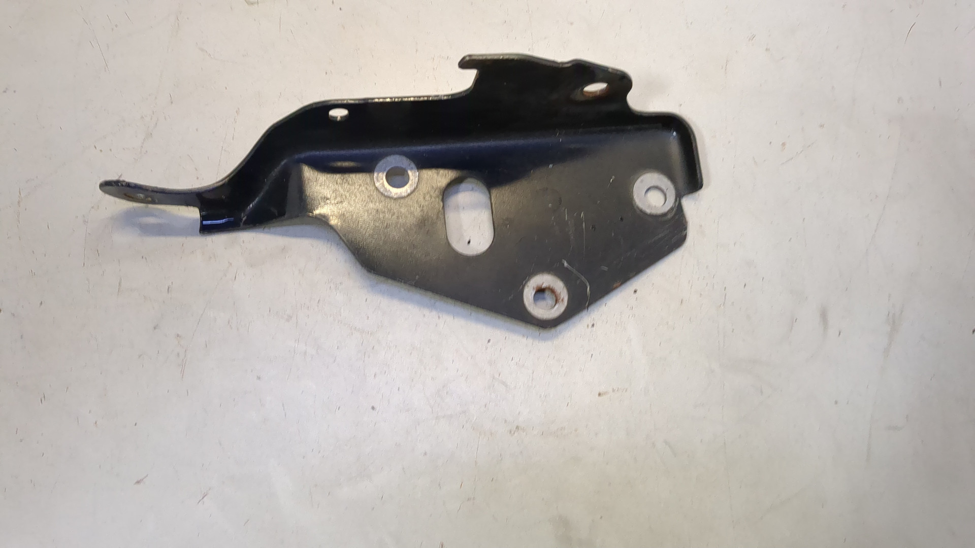 Петля капота правая