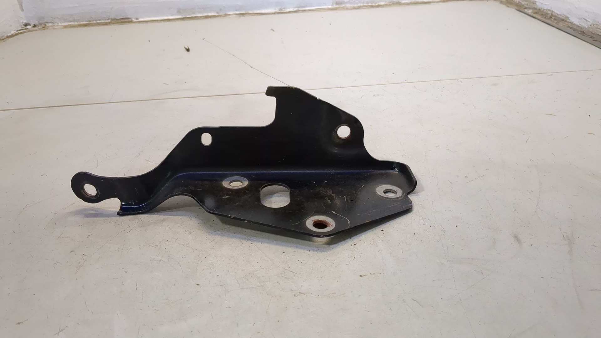 Петля капота правая