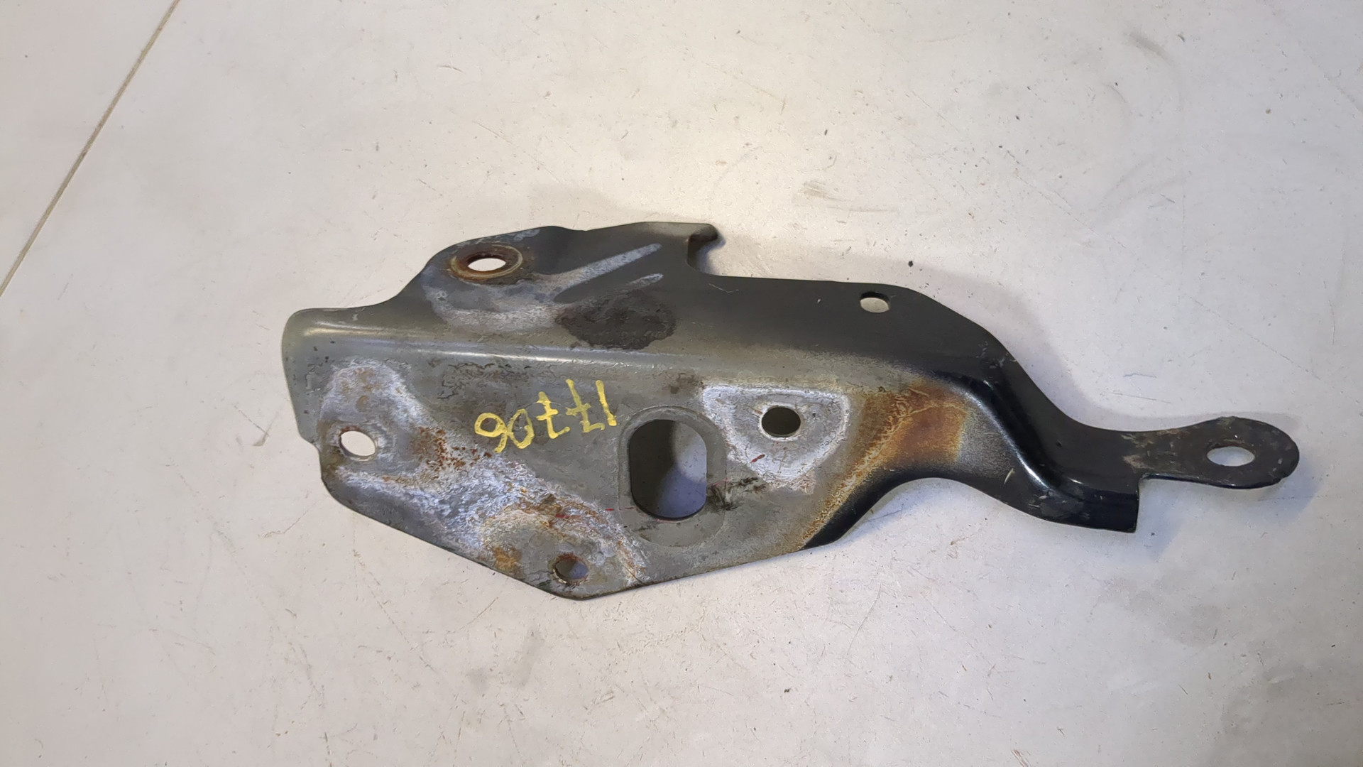 Петля капота правая