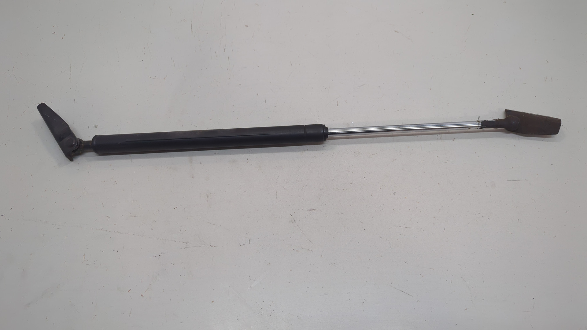 Амортизатор крышки багажника