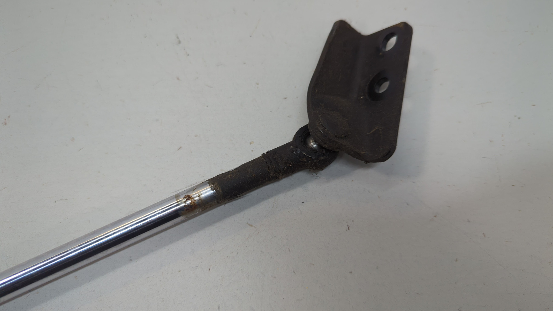 Амортизатор крышки багажника