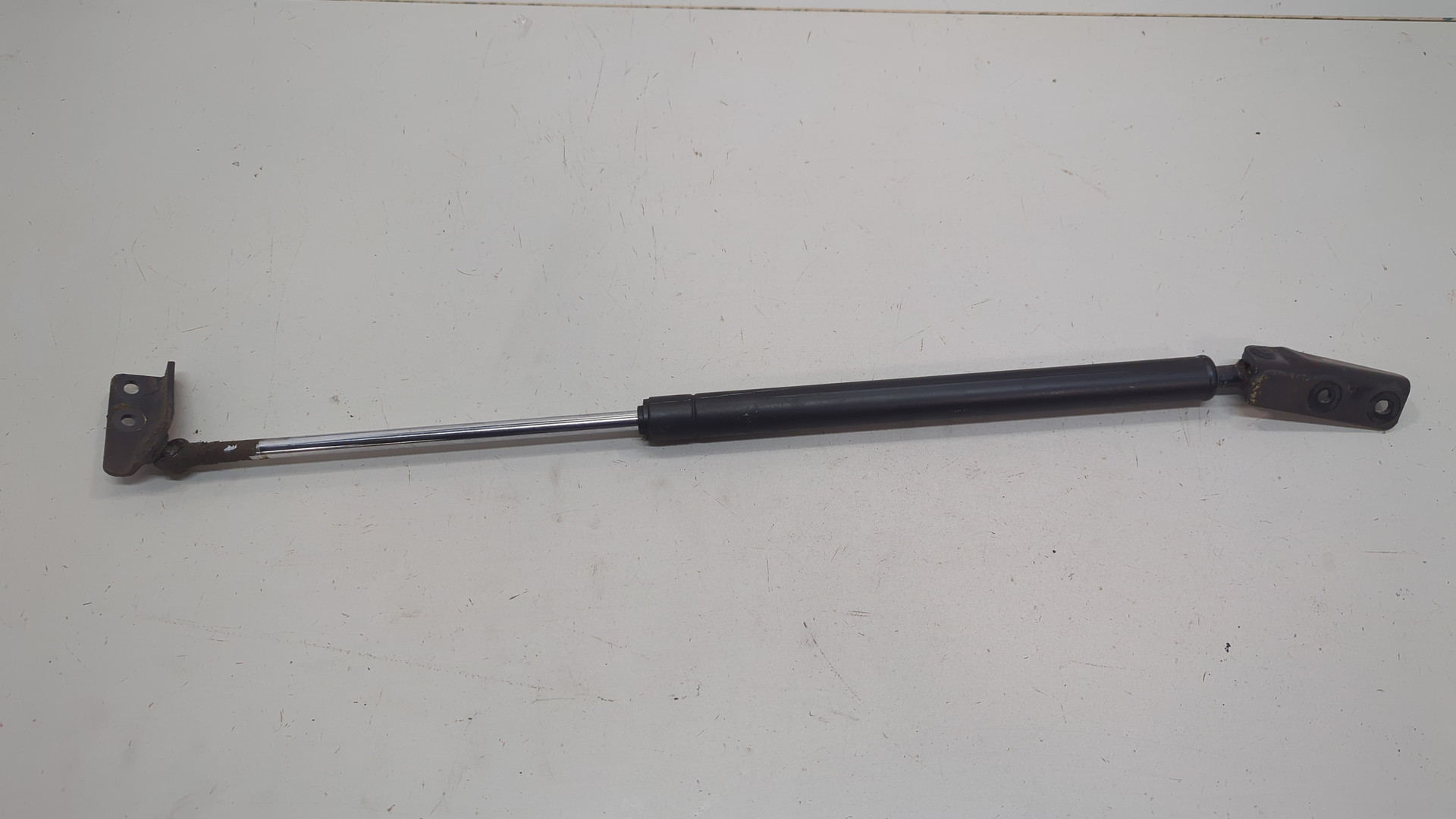 Амортизатор крышки багажника