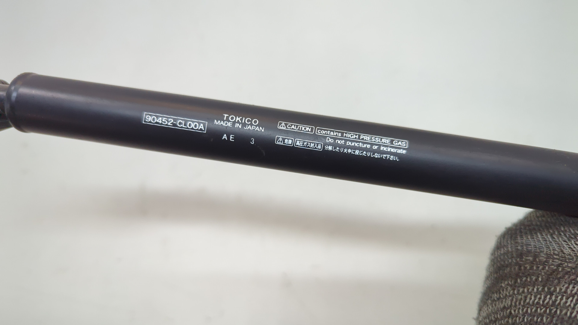 Амортизатор крышки багажника