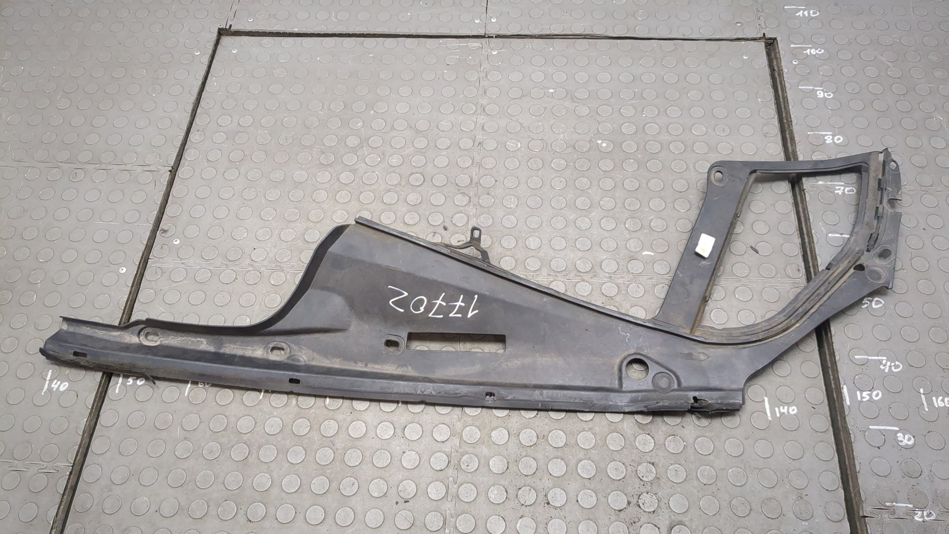 Кожух замка капота