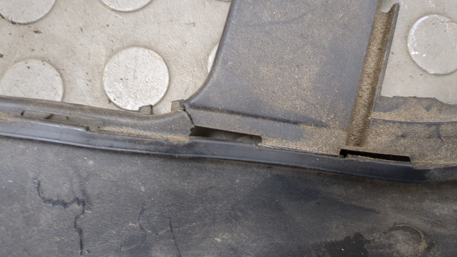 Кожух замка капота