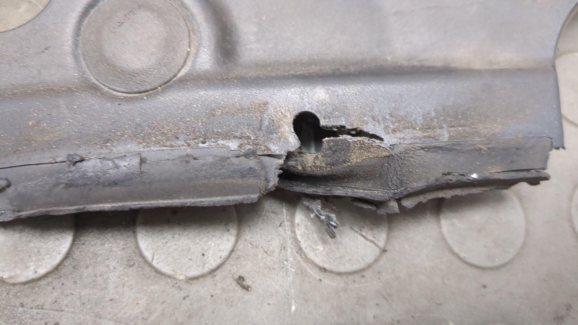 Кожух замка капота