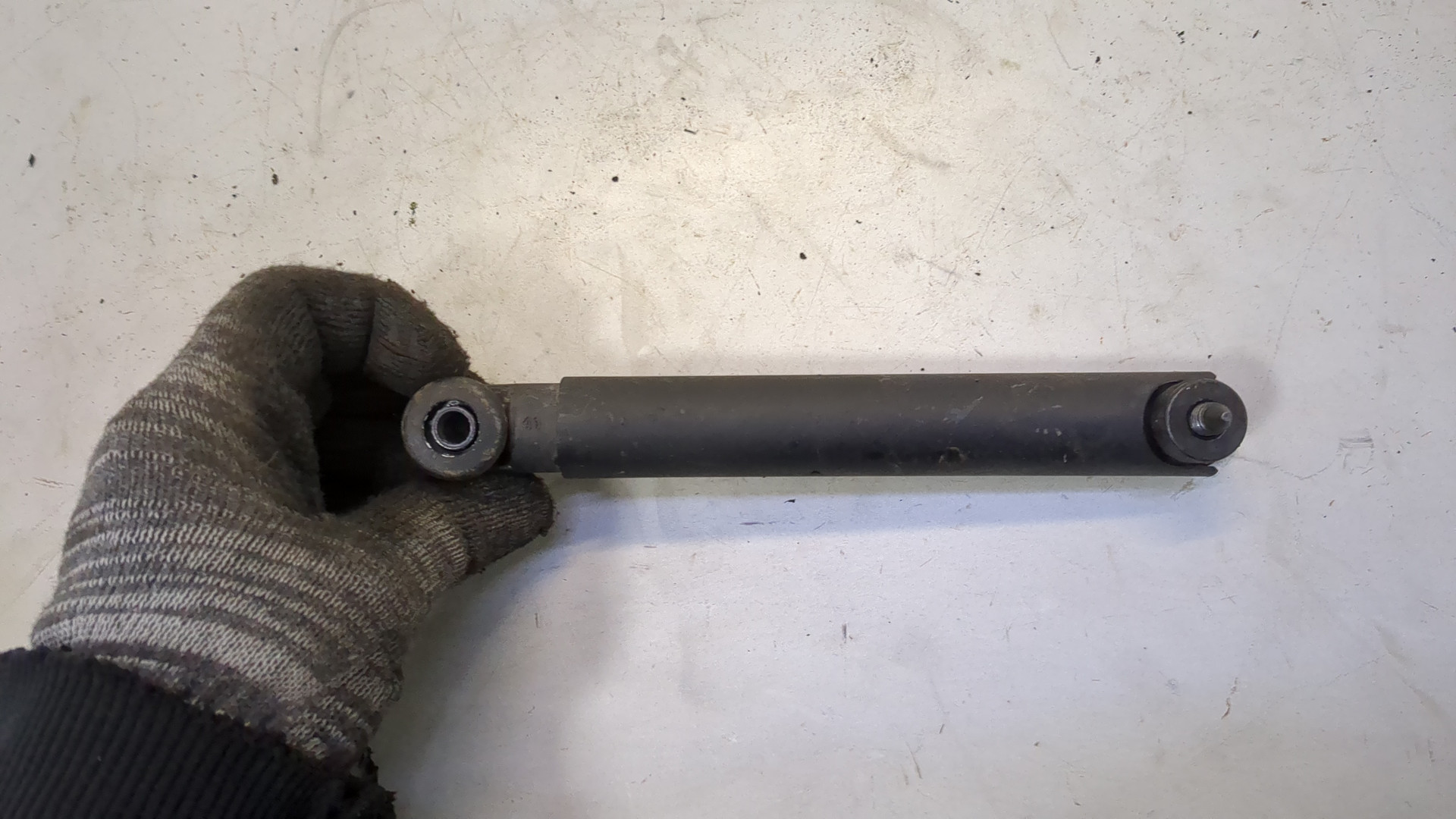 Амортизатор крышки багажника