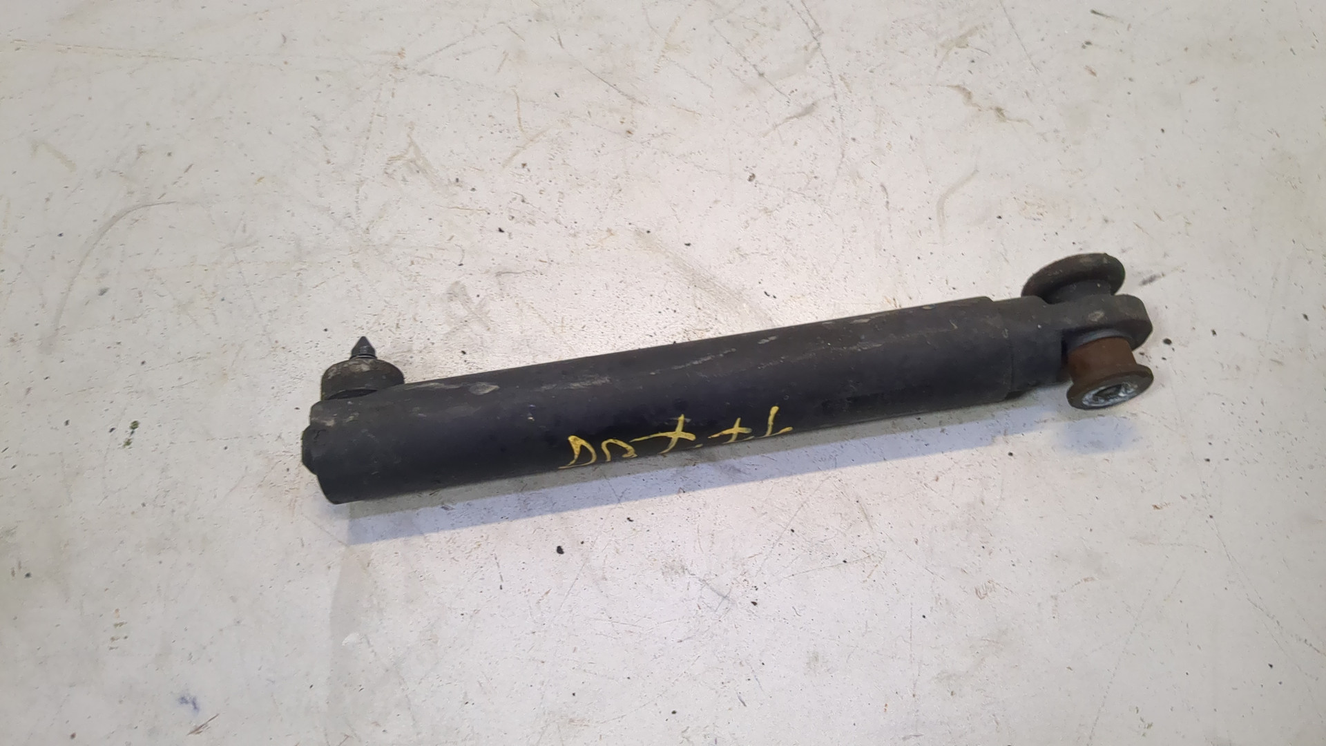 Амортизатор крышки багажника