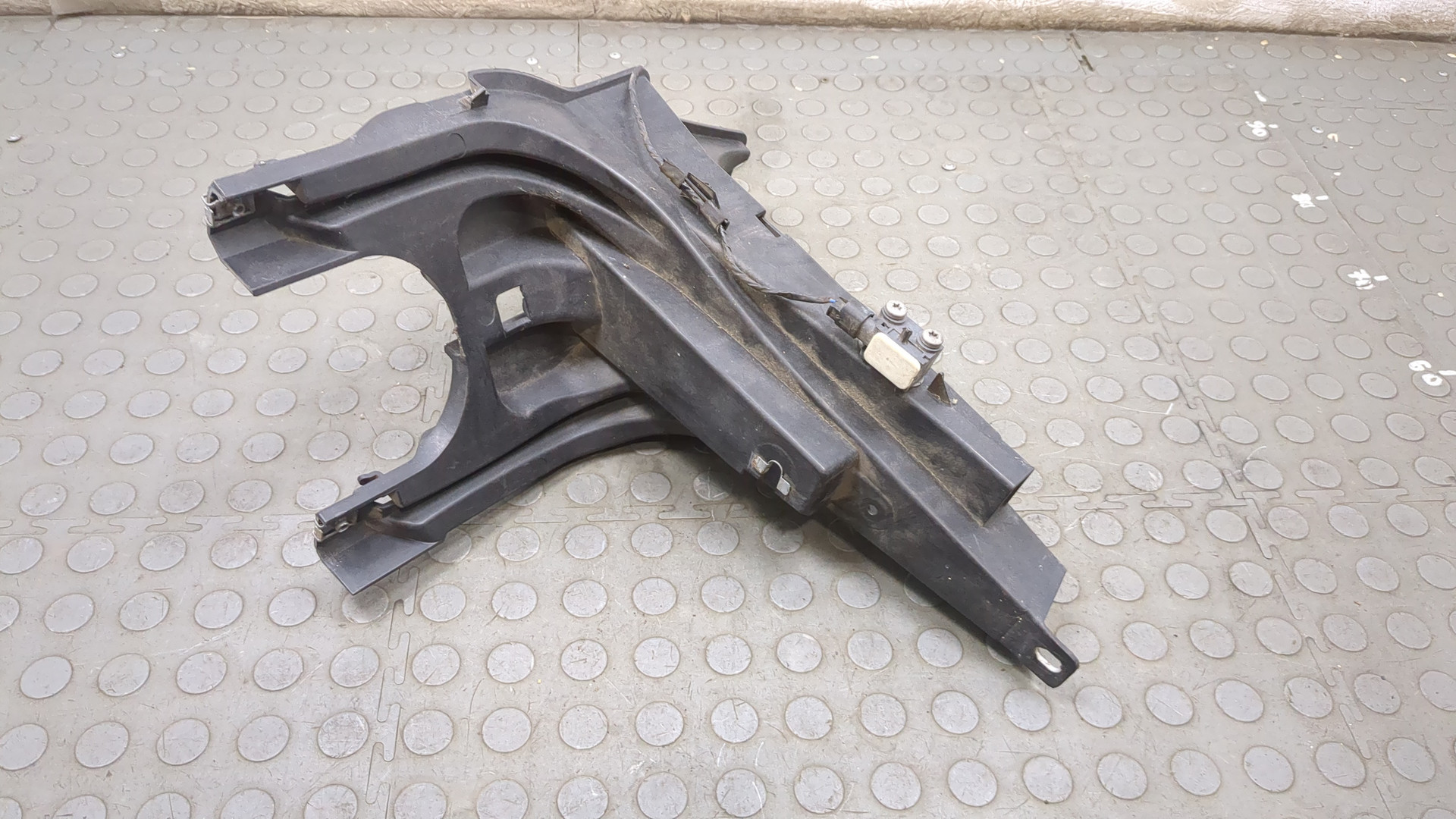 Кронштейн фар правый