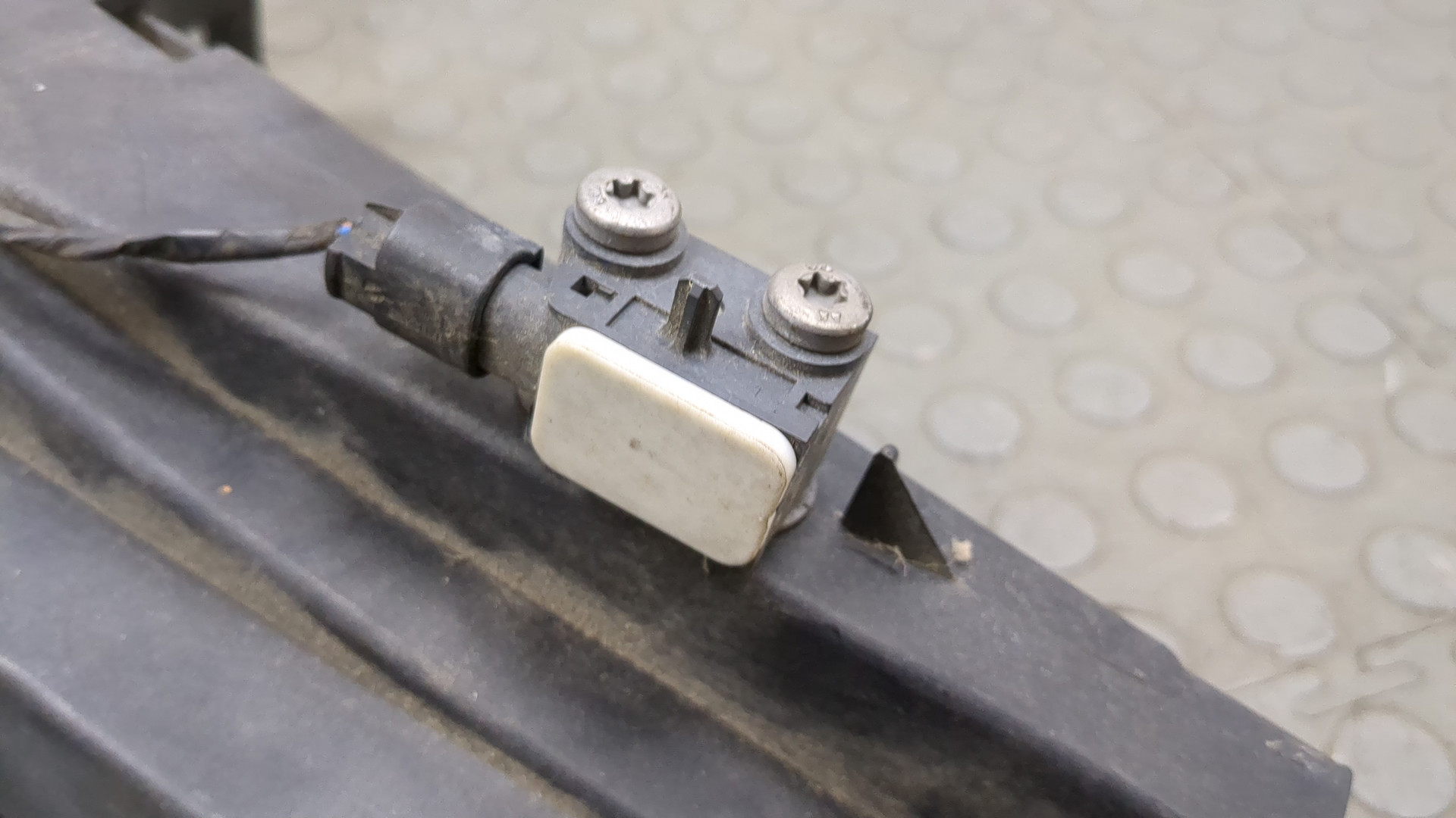 Кронштейн фар правый