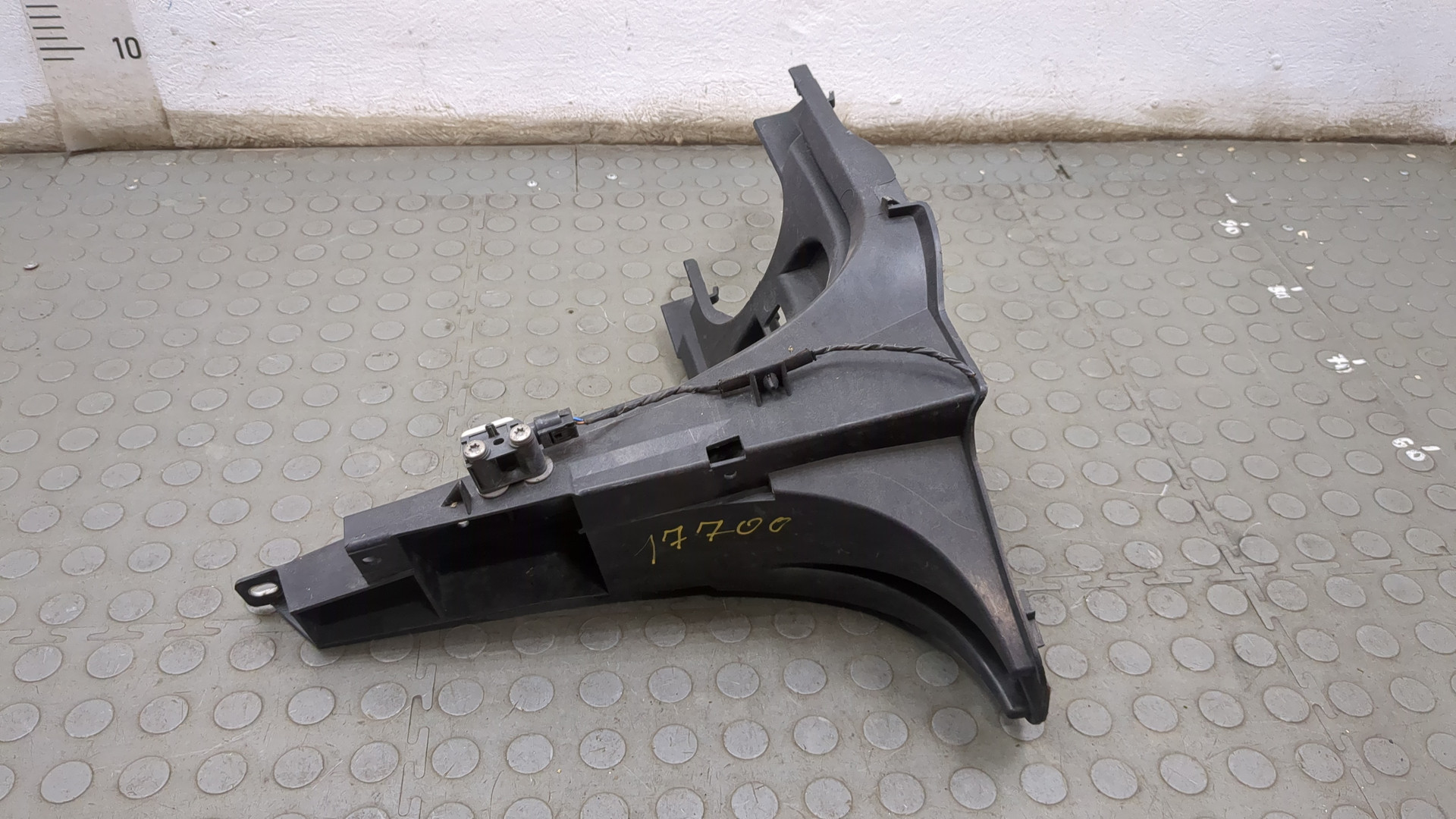 Кронштейн фар правый