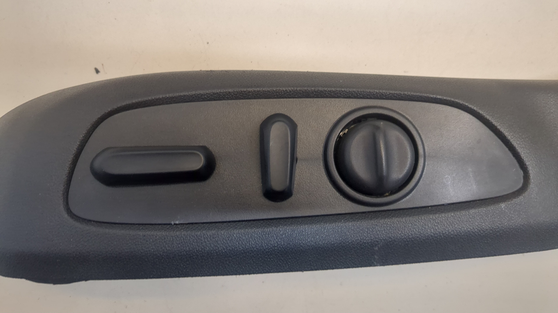 Кнопка регулировки сидения