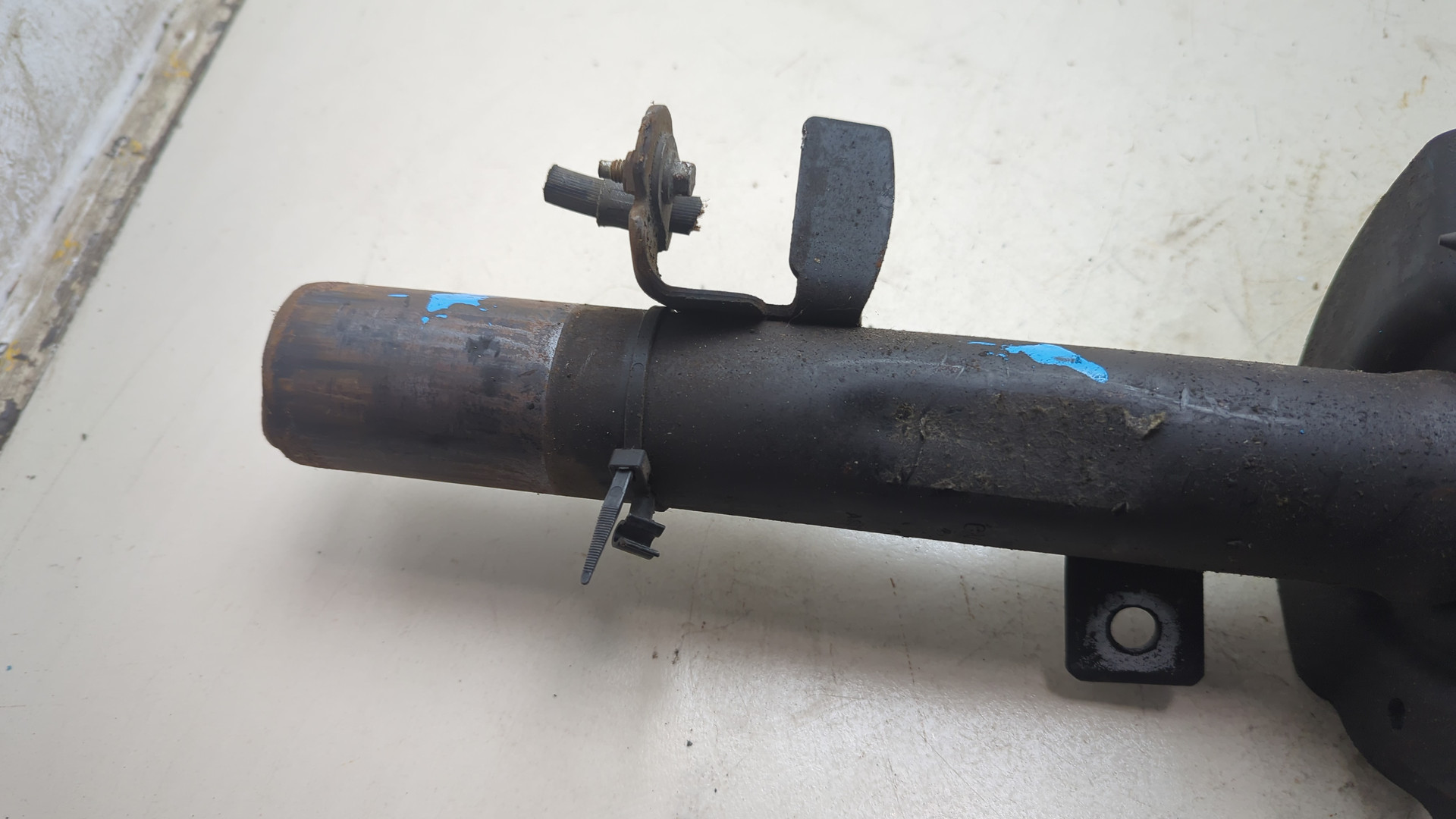 Амортизатор передний левый