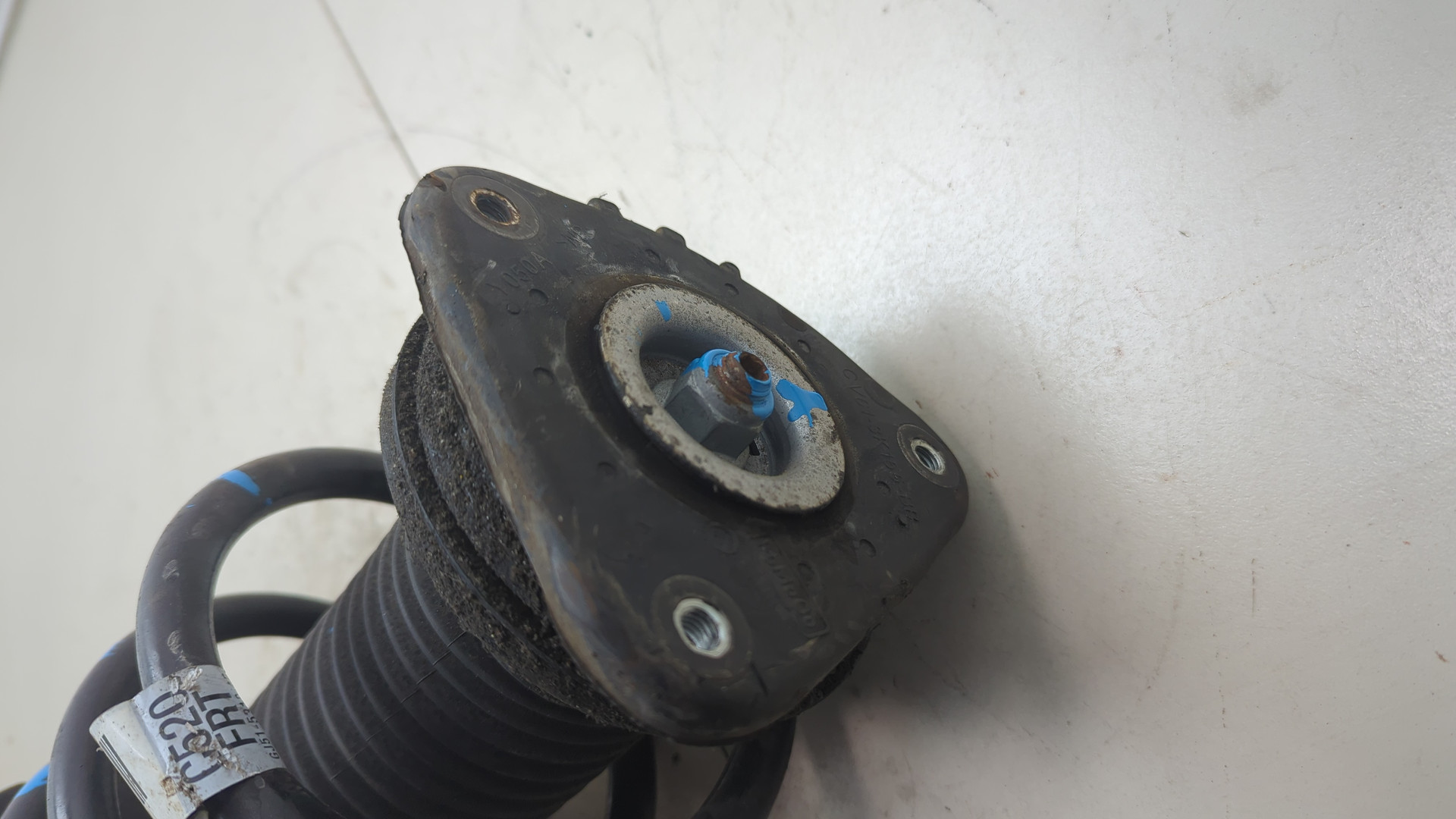 Амортизатор передний левый