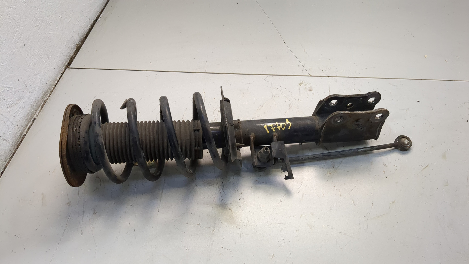 Амортизатор передний правый