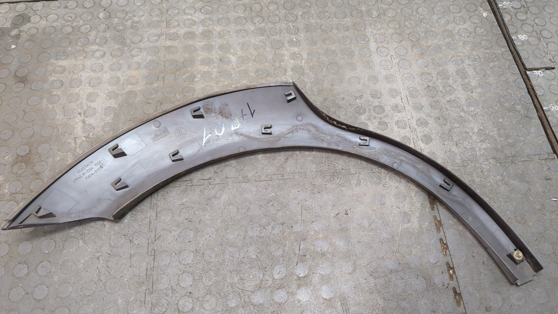 Накладка заднего крыла левого