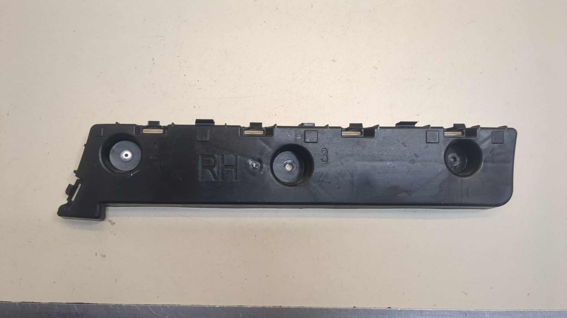 Кронштейн заднего бампера правый