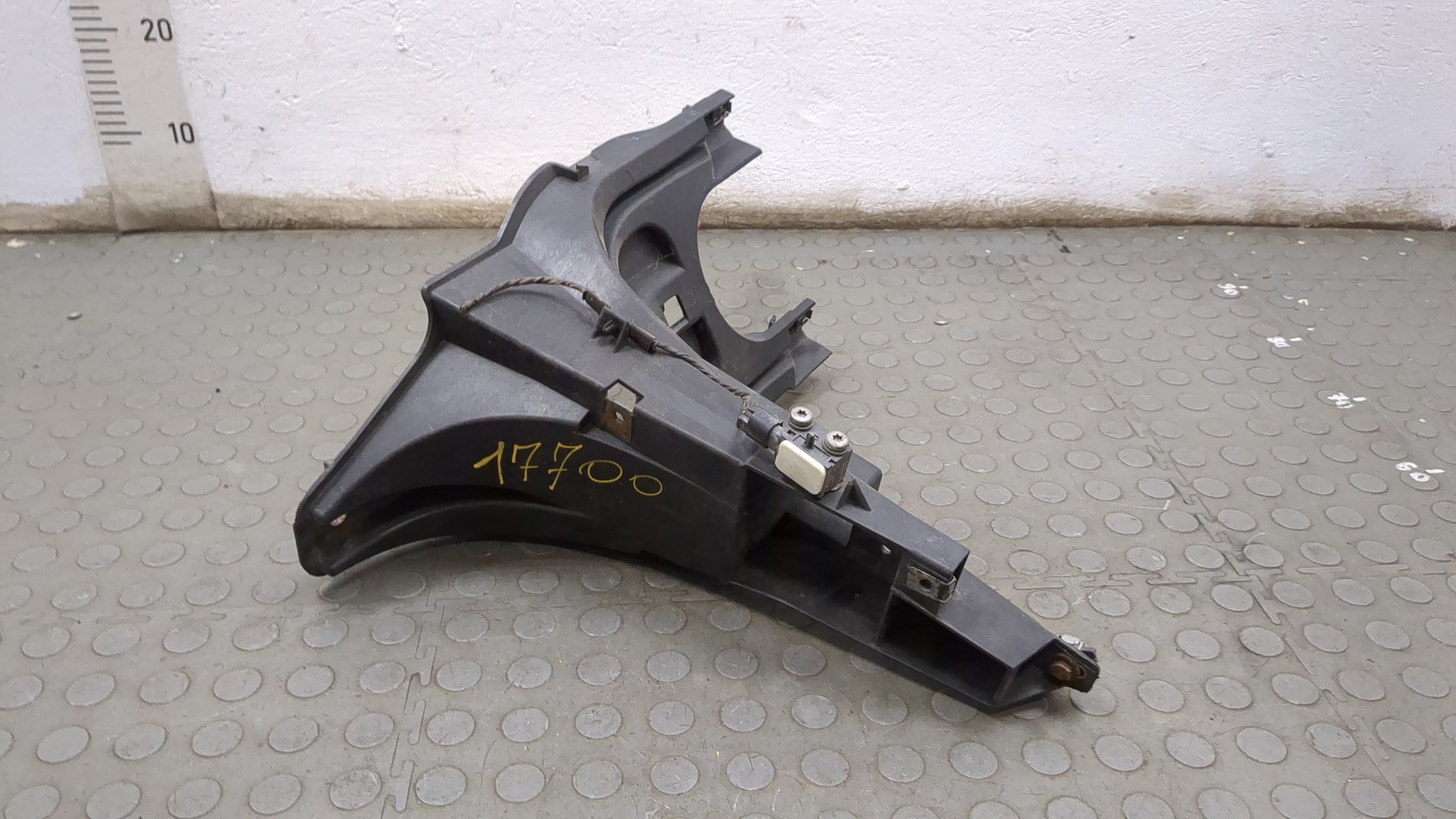 Кронштейн фар левый