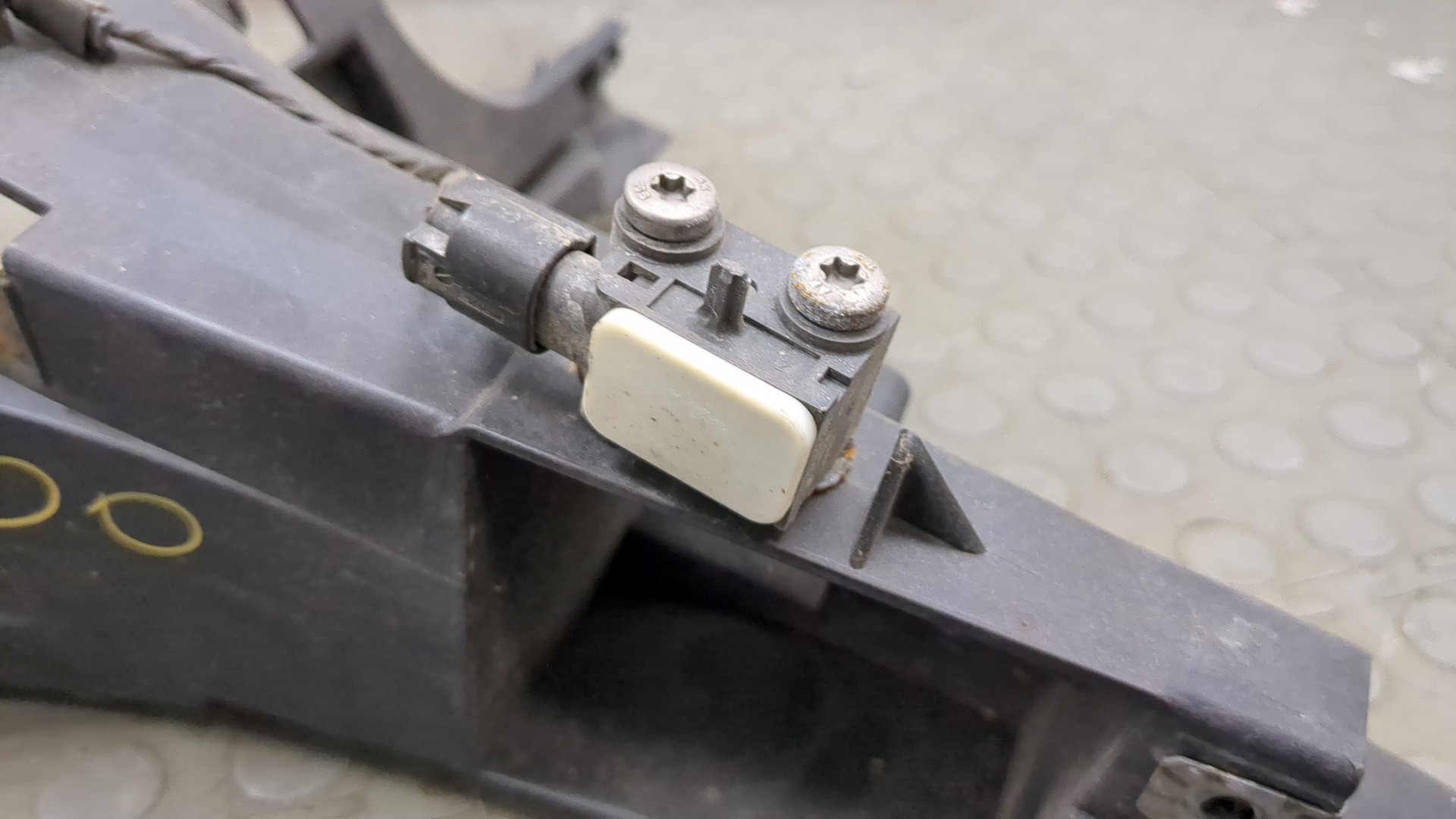 Кронштейн фар левый