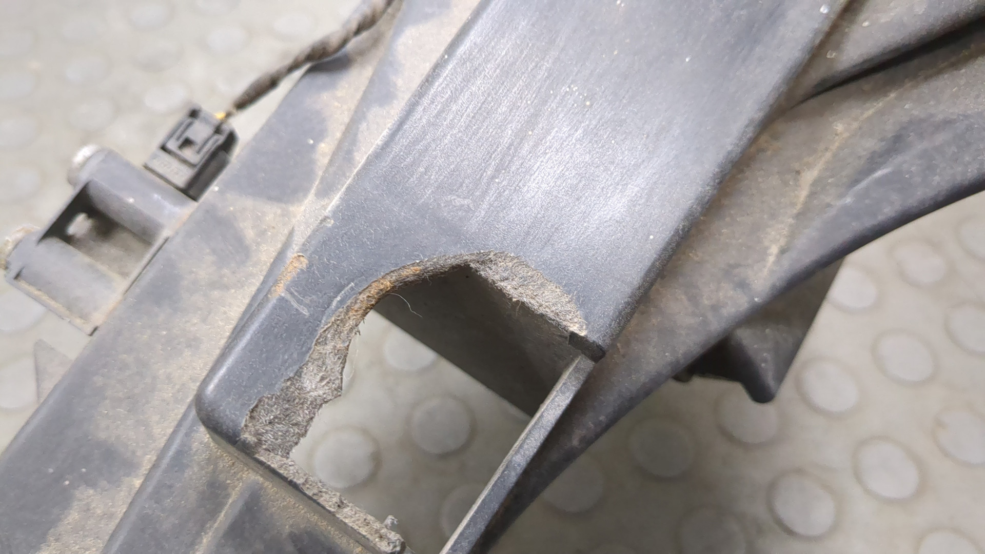 Кронштейн фар левый