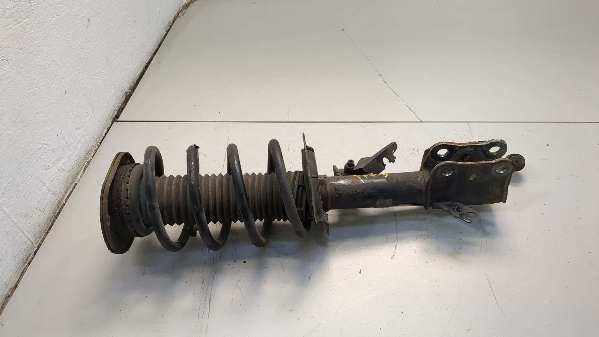 Амортизатор передний левый