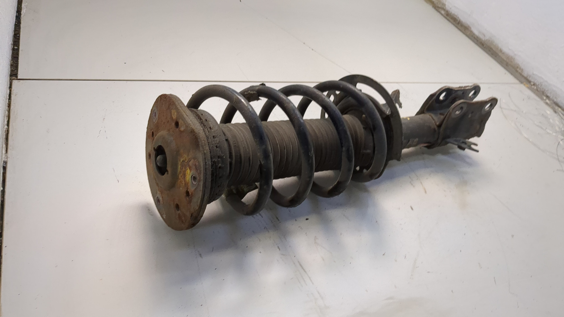 Амортизатор передний левый