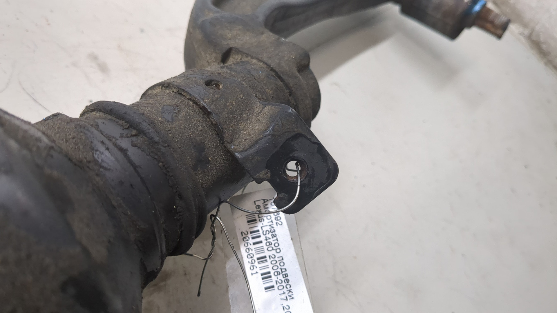 Амортизатор передний правый