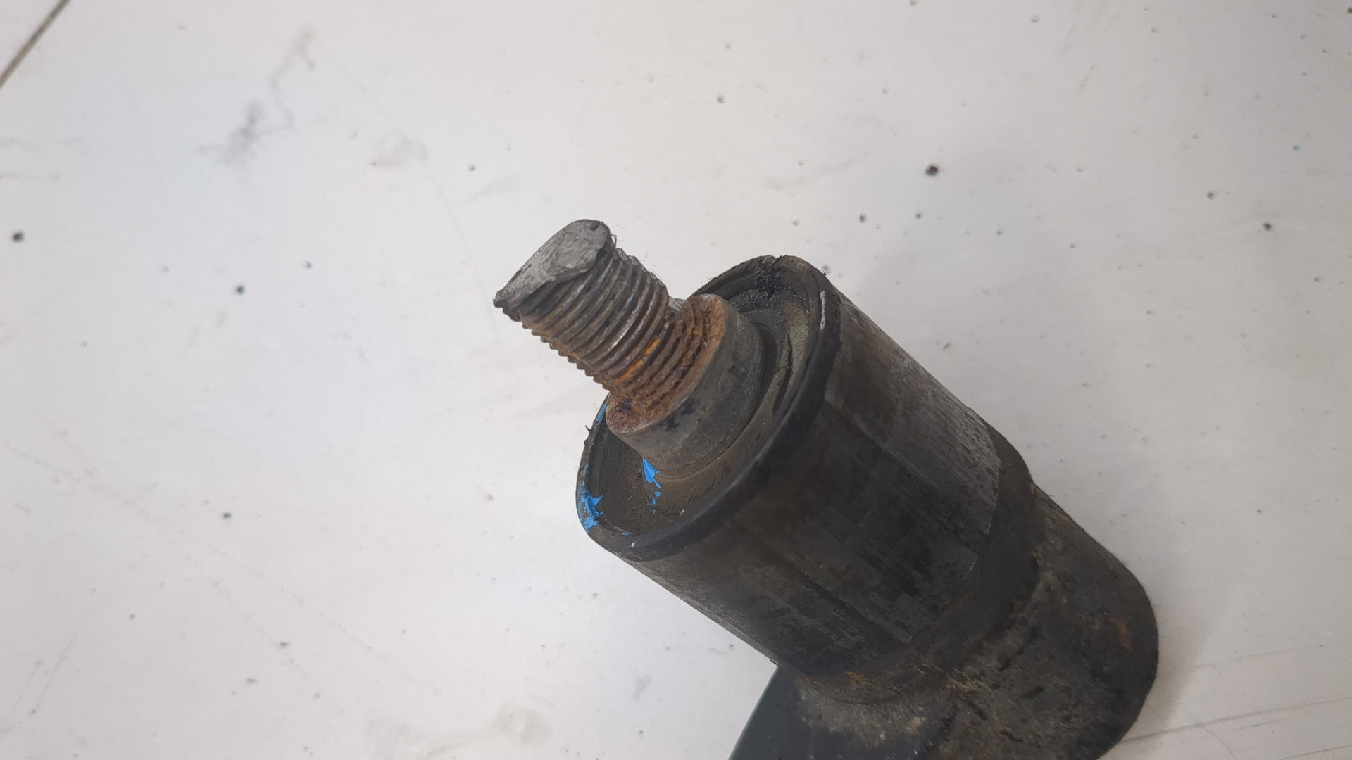 Амортизатор передний правый