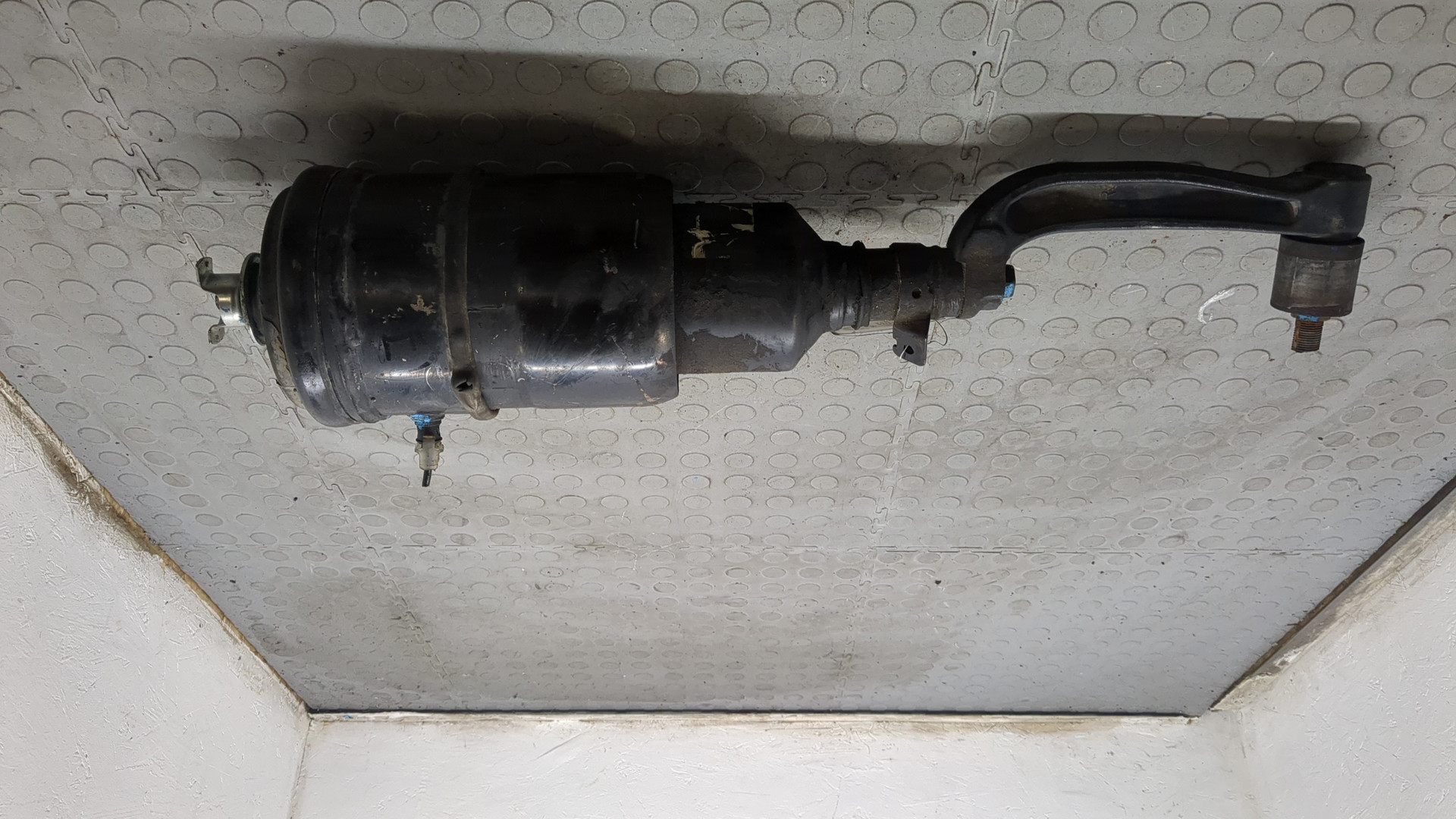 Амортизатор передний правый