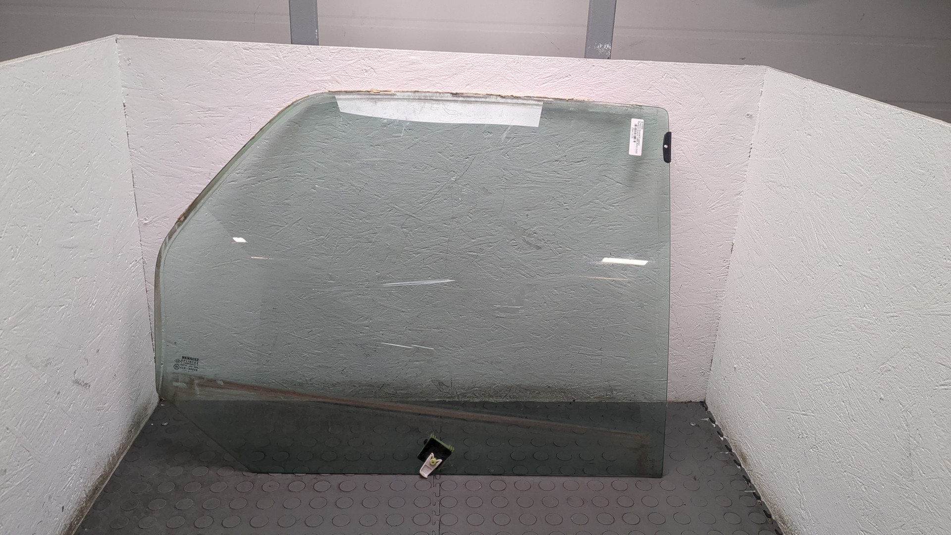 Стекло двери задней правой