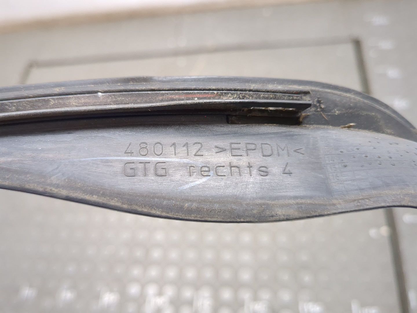 Молдинг лобового стекла