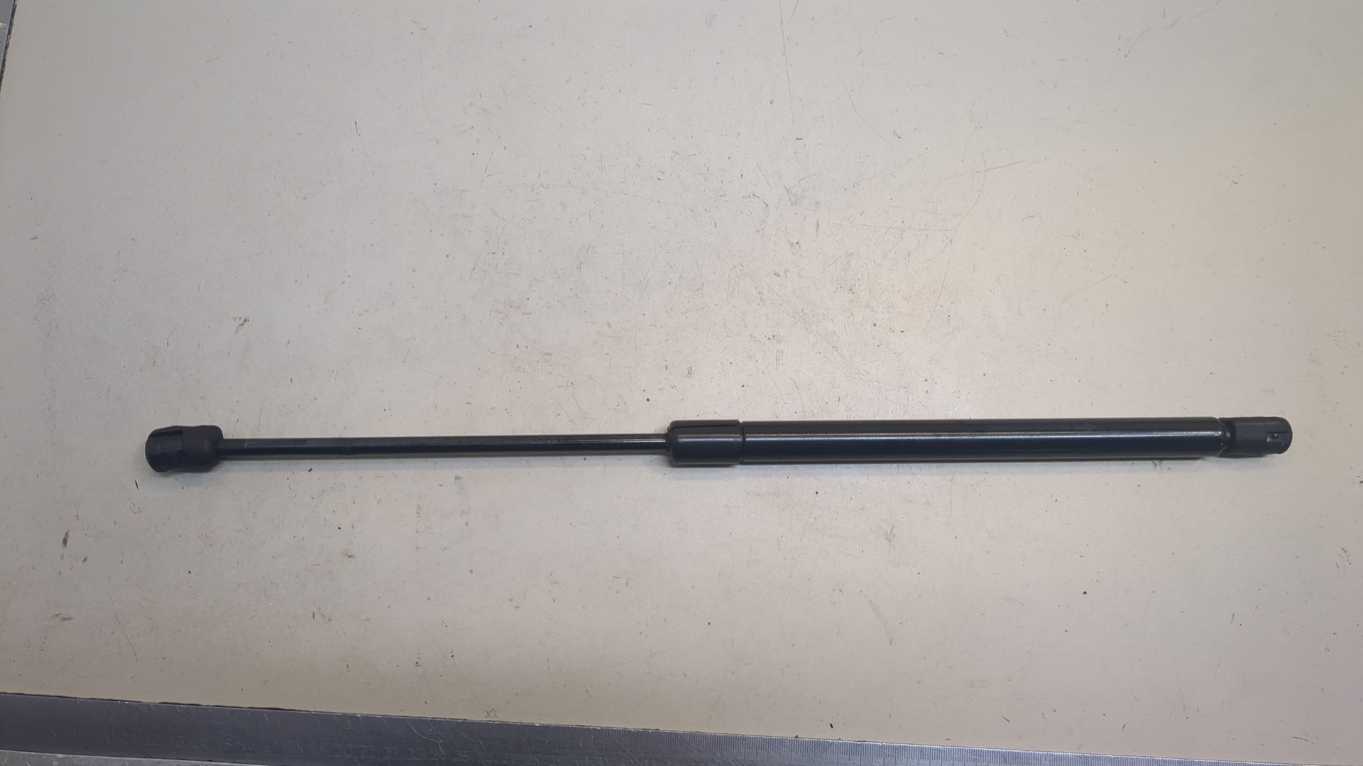 Амортизатор крышки багажника