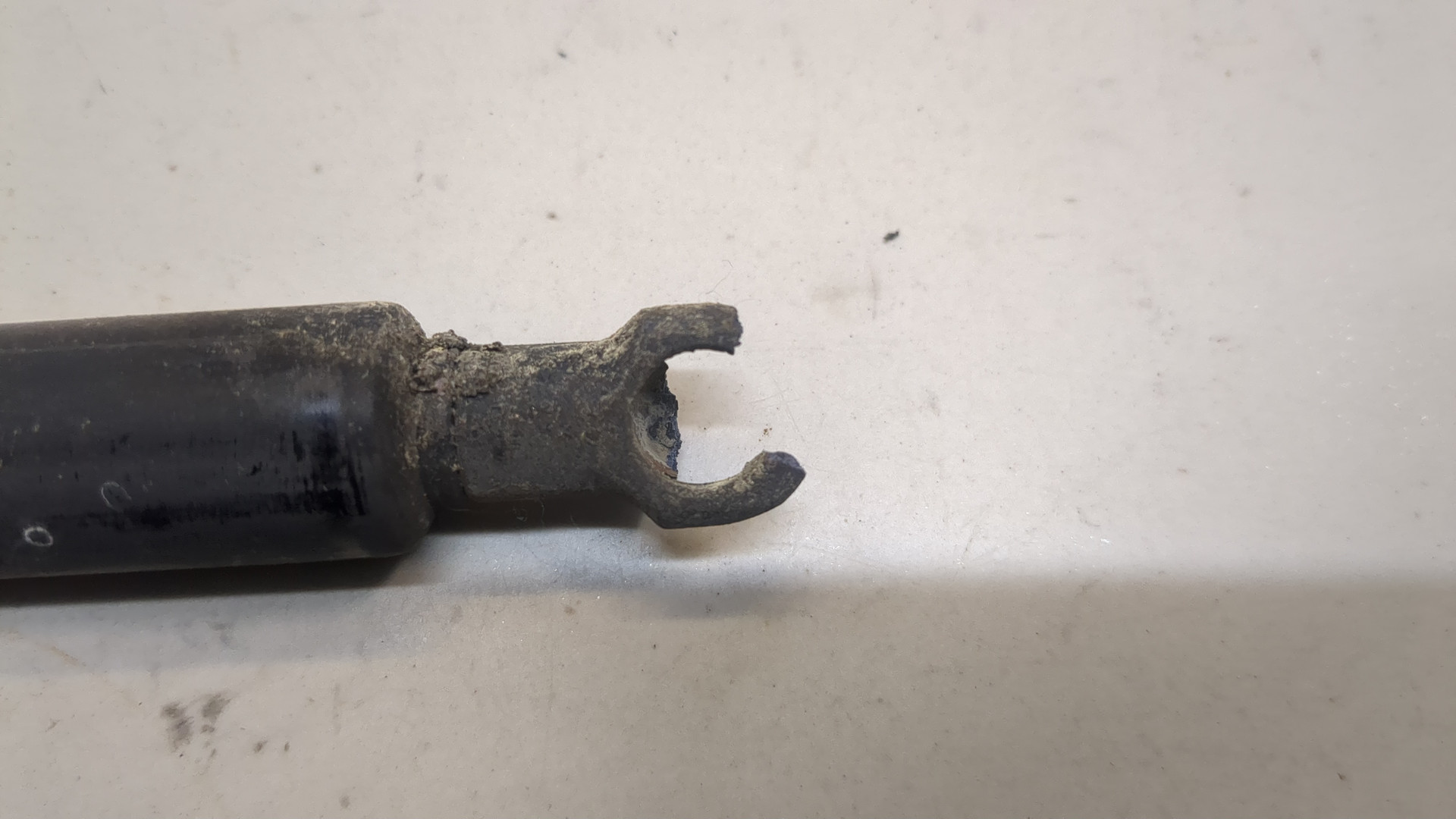 Амортизатор крышки багажника