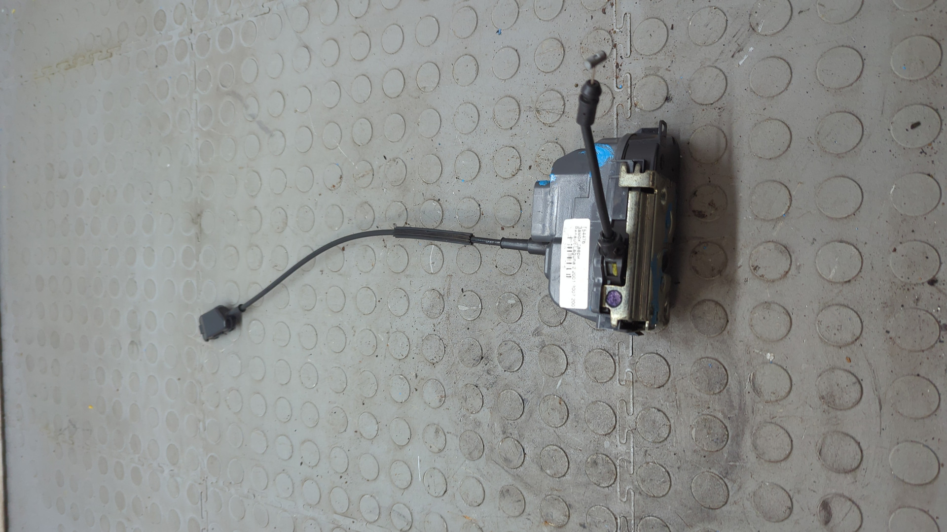 Замок двери задней левой