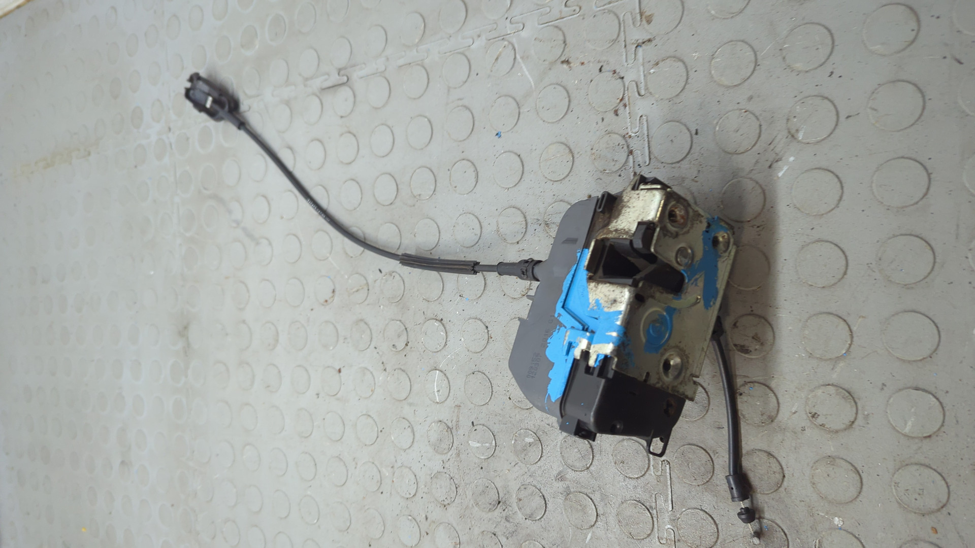 Замок двери задней левой