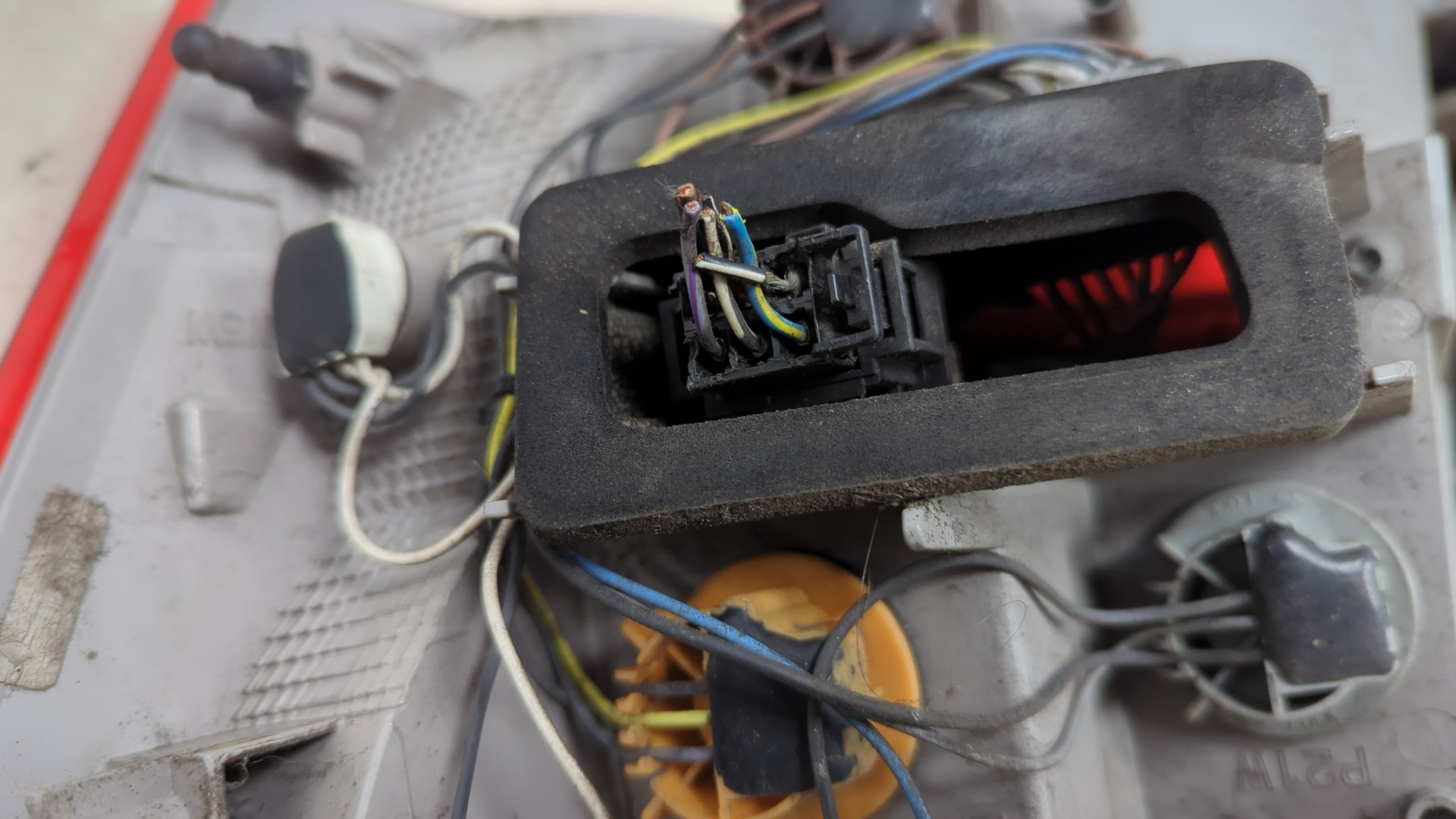 Фонарь задний левый