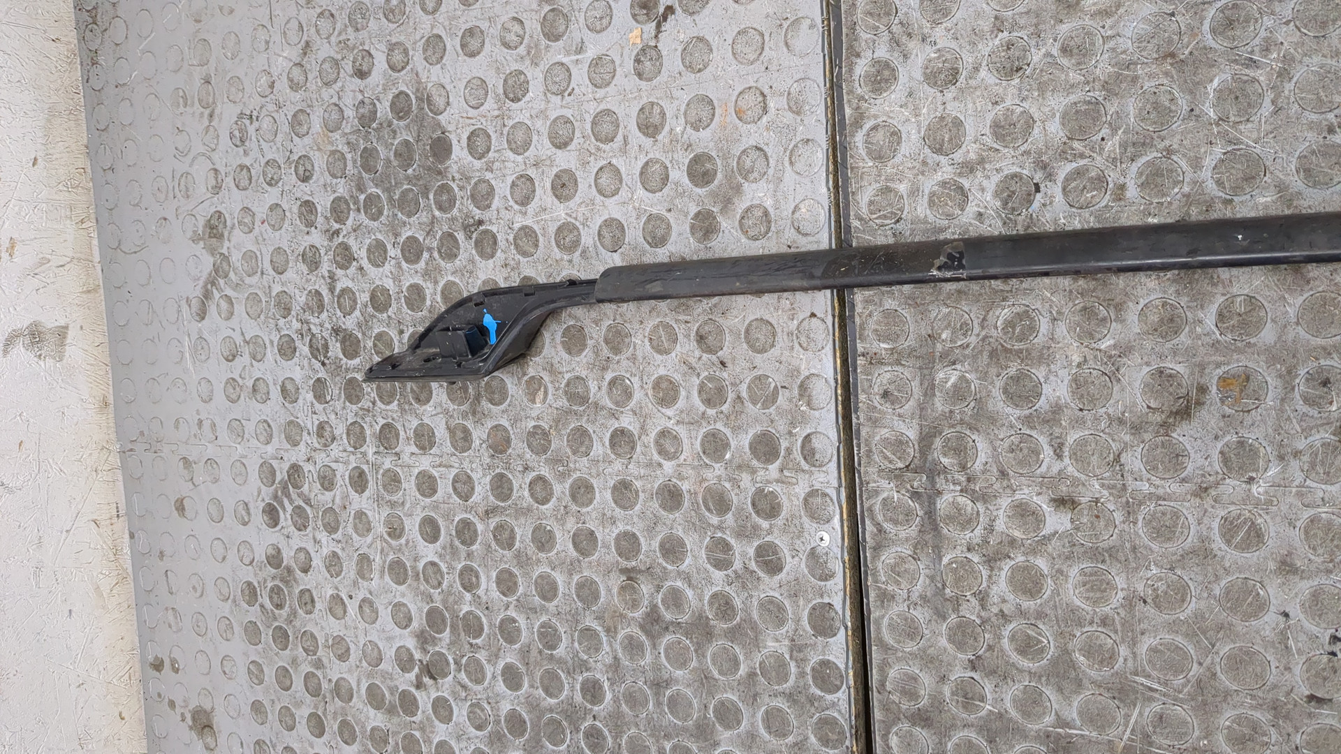 Рейлинг (релинг) правый (планка на крышу)