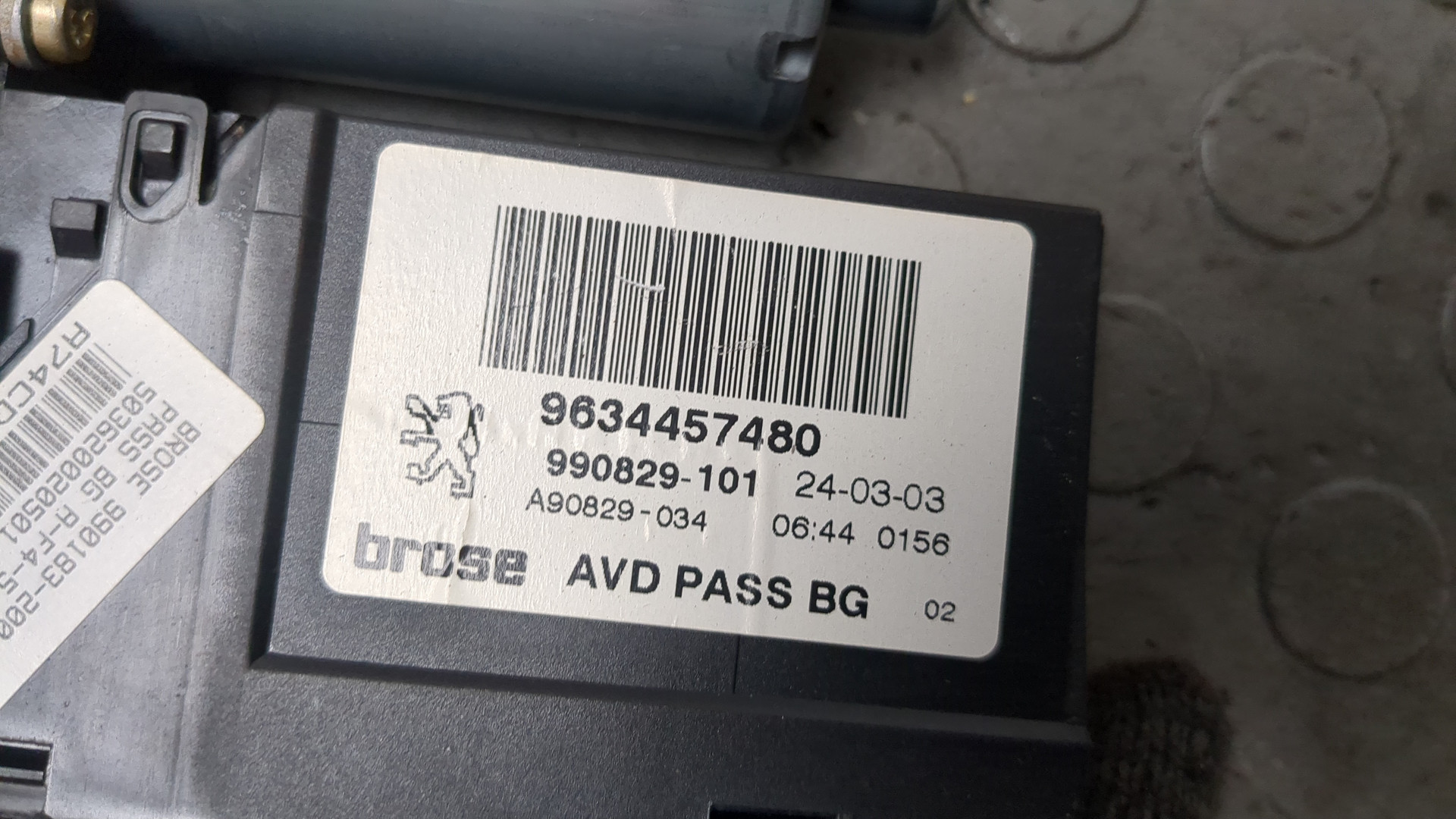 Стеклоподъемник электр. передний правый