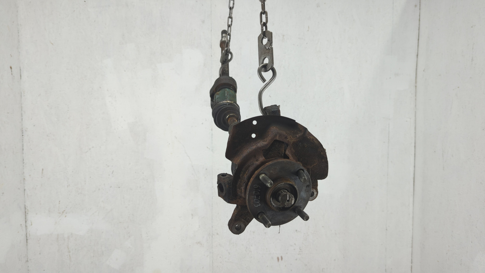 Кулак поворотный передний правый