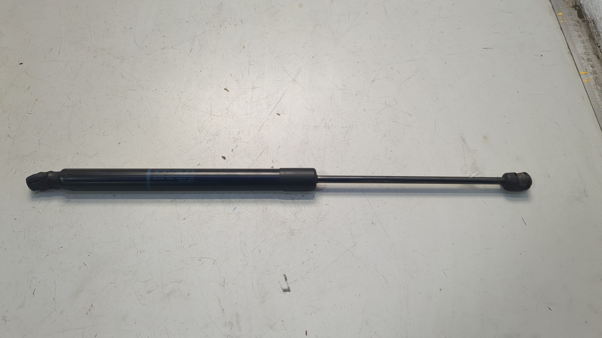 Амортизатор капота