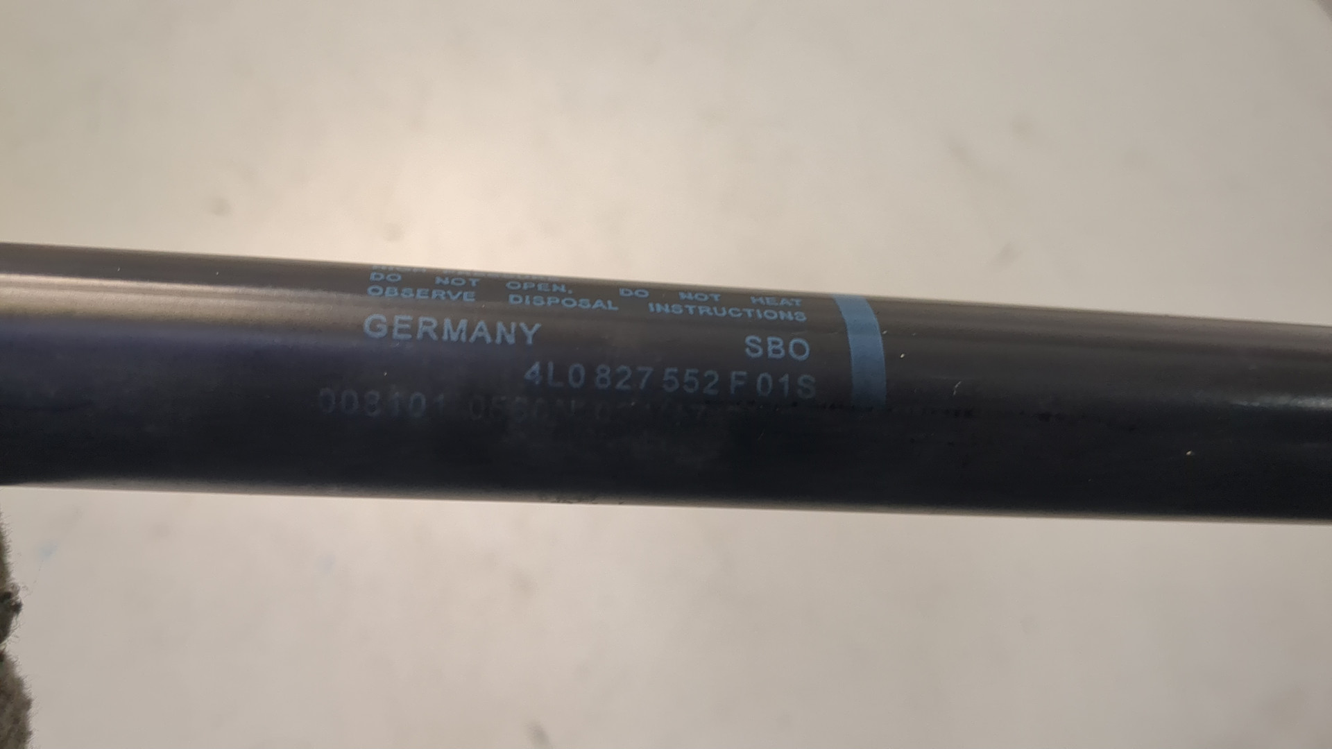 Амортизатор капота