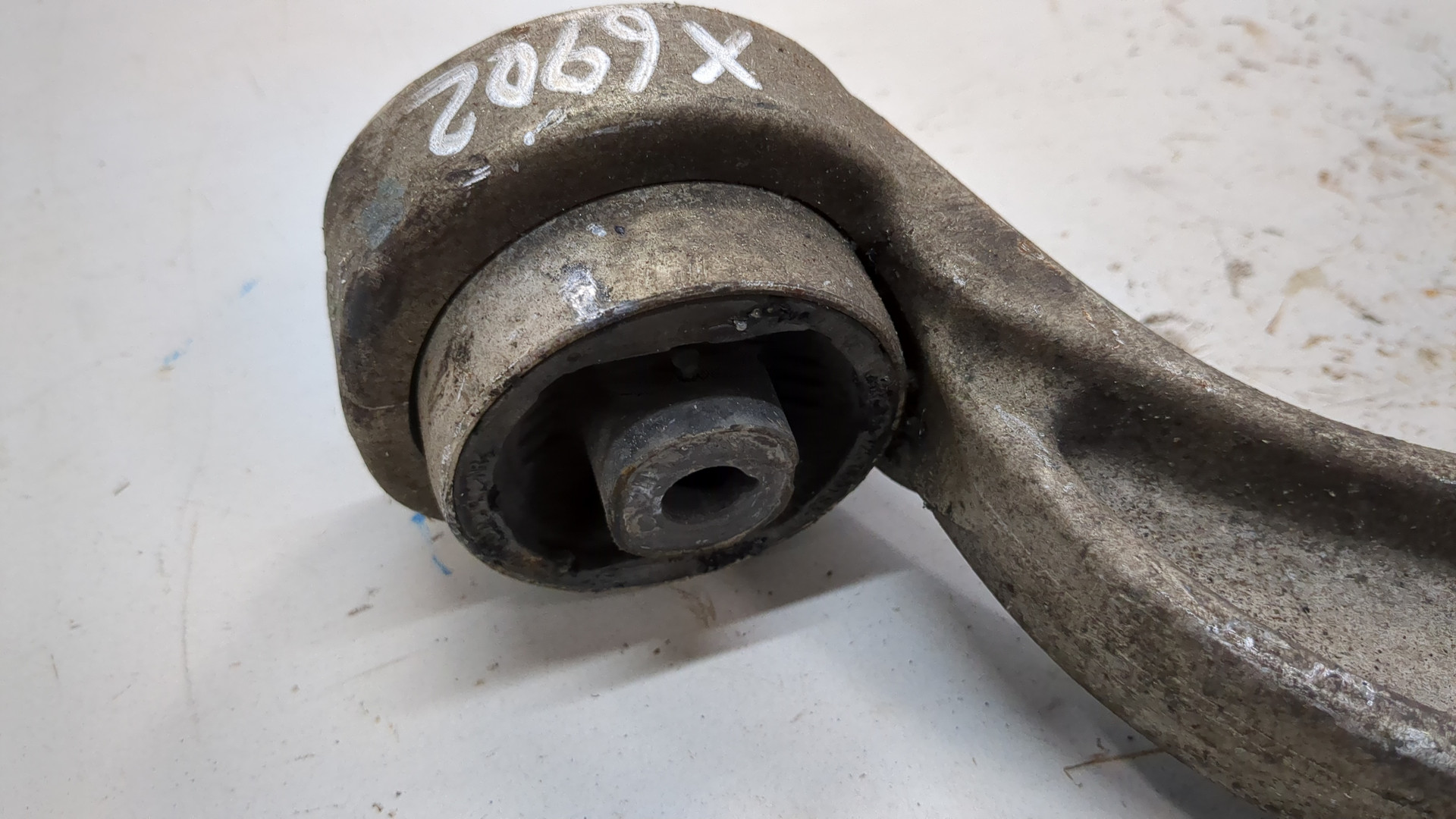 Рычаг передний правый